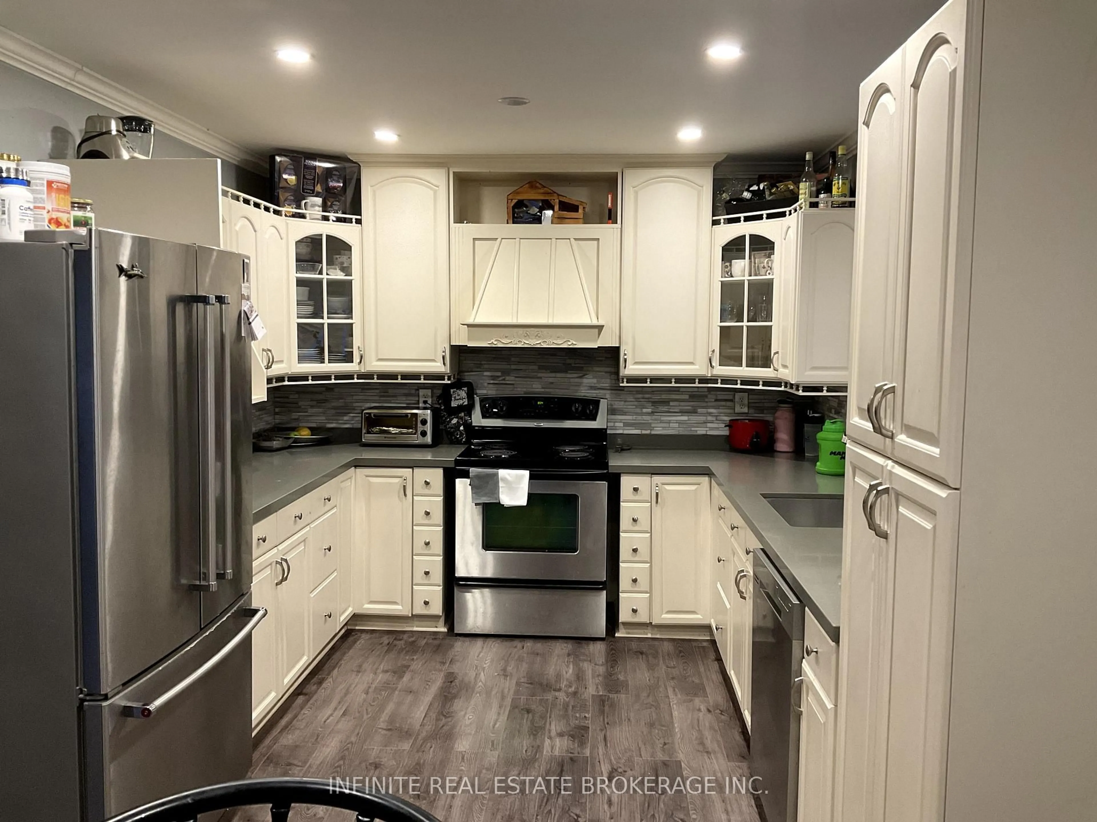 Open concept kitchen, ceramic/tile floor for 122 Parkview Dr, Orangeville Ontario L9W 3J3
