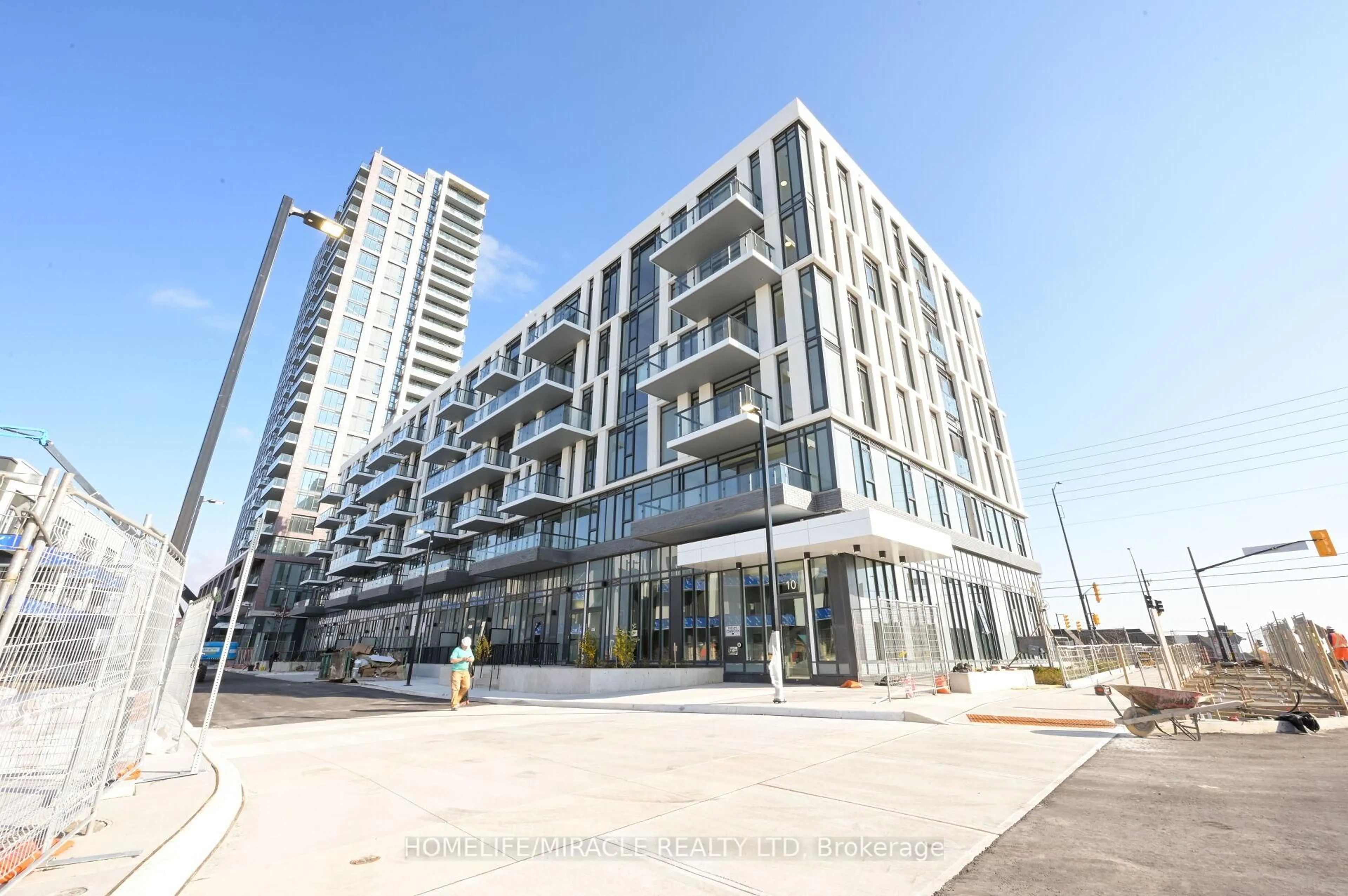 Patio, building for 10 Lagerfeld Dr #306, Brampton Ontario L7A 5L3