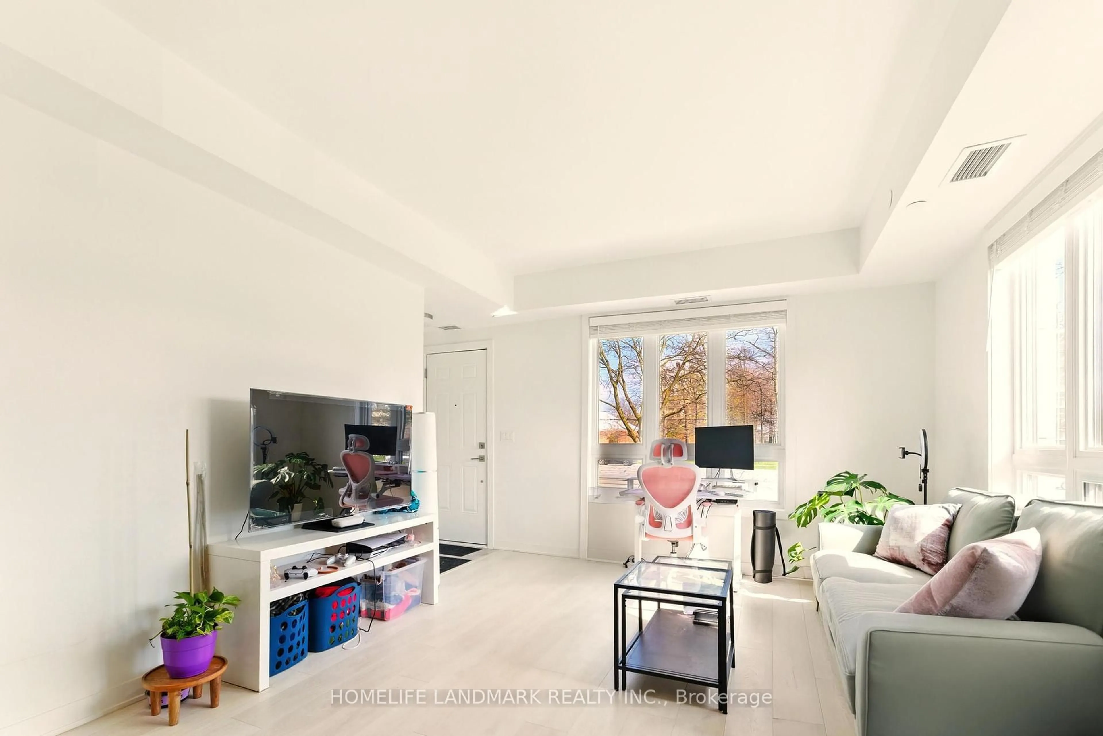 A pic of a room for 4015 Hickory Dr #2, Mississauga Ontario L4W 1L1