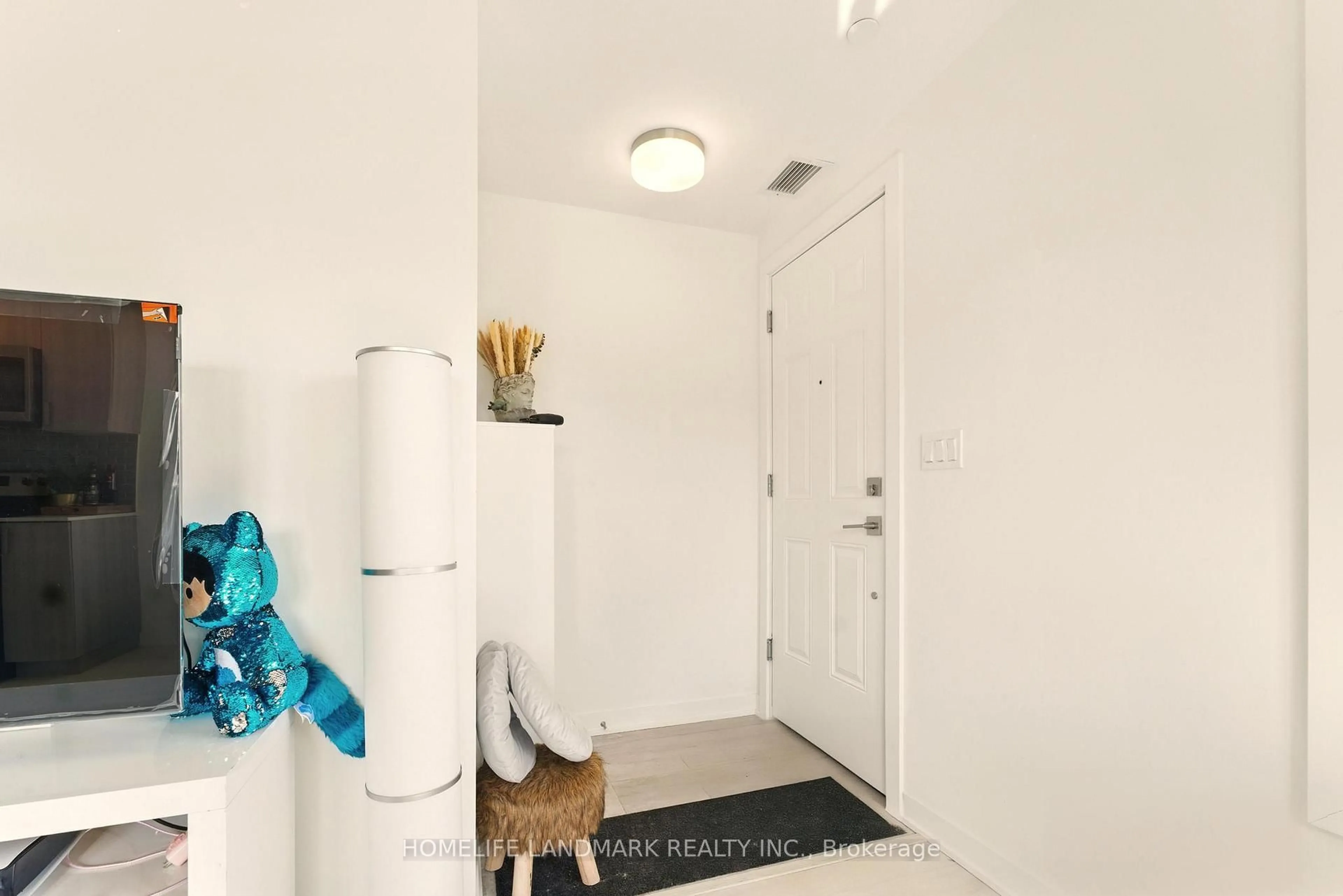 Indoor entryway for 4015 Hickory Dr #2, Mississauga Ontario L4W 1L1
