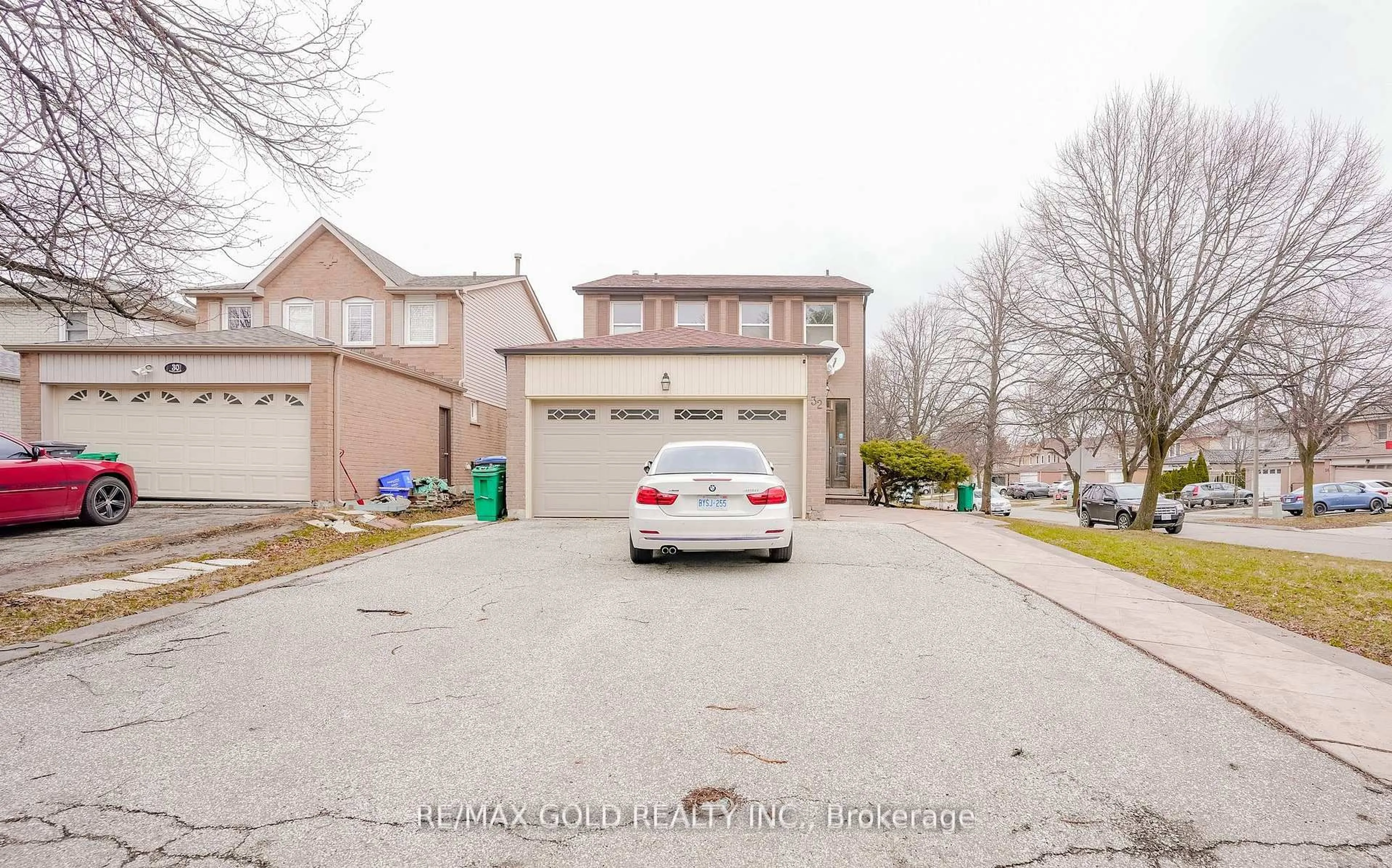 A pic from outside/outdoor area/front of a property/back of a property/a pic from drone, street for 32 Myrtle Crt, Brampton Ontario L6S 5B2