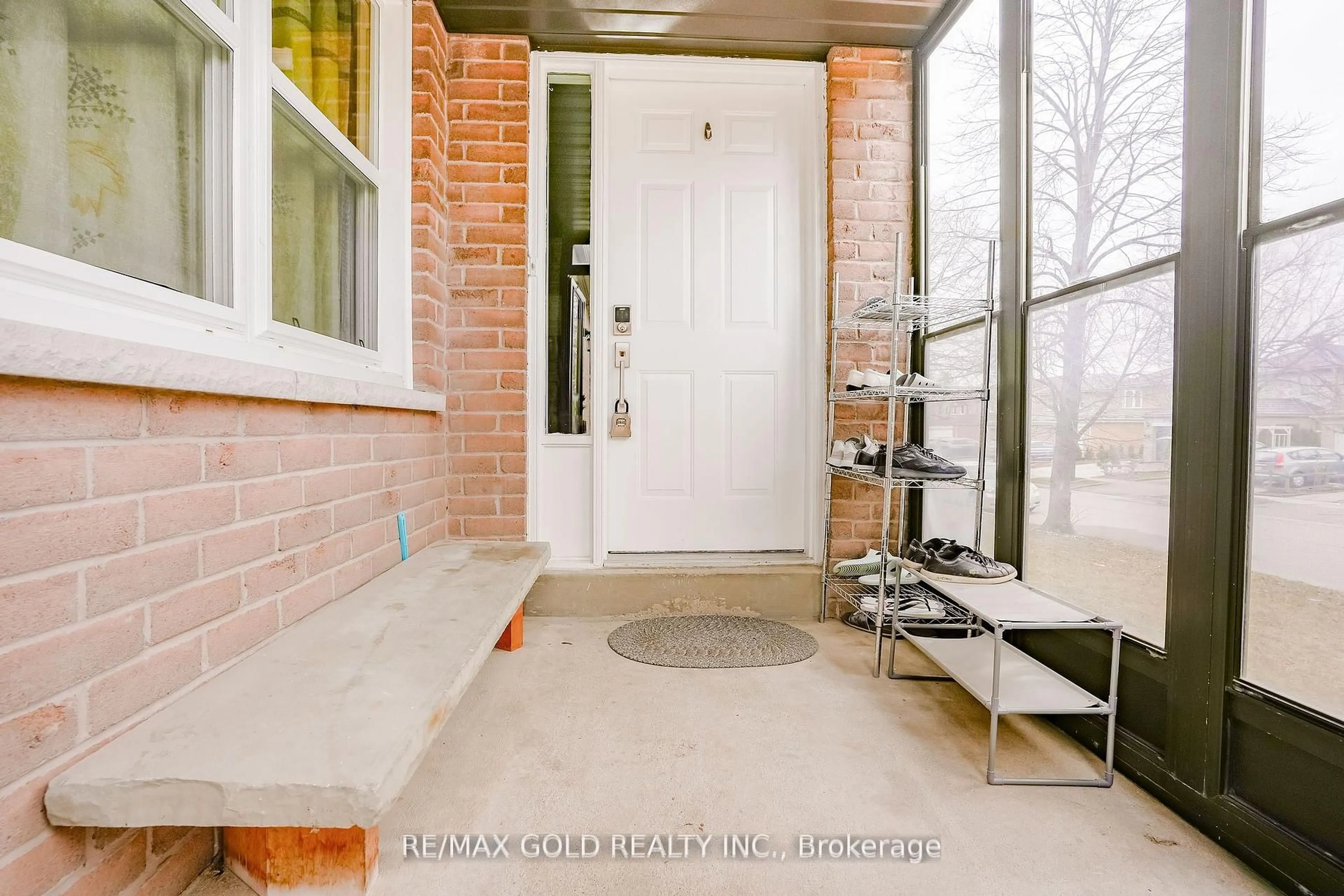 Indoor entryway for 32 Myrtle Crt, Brampton Ontario L6S 5B2
