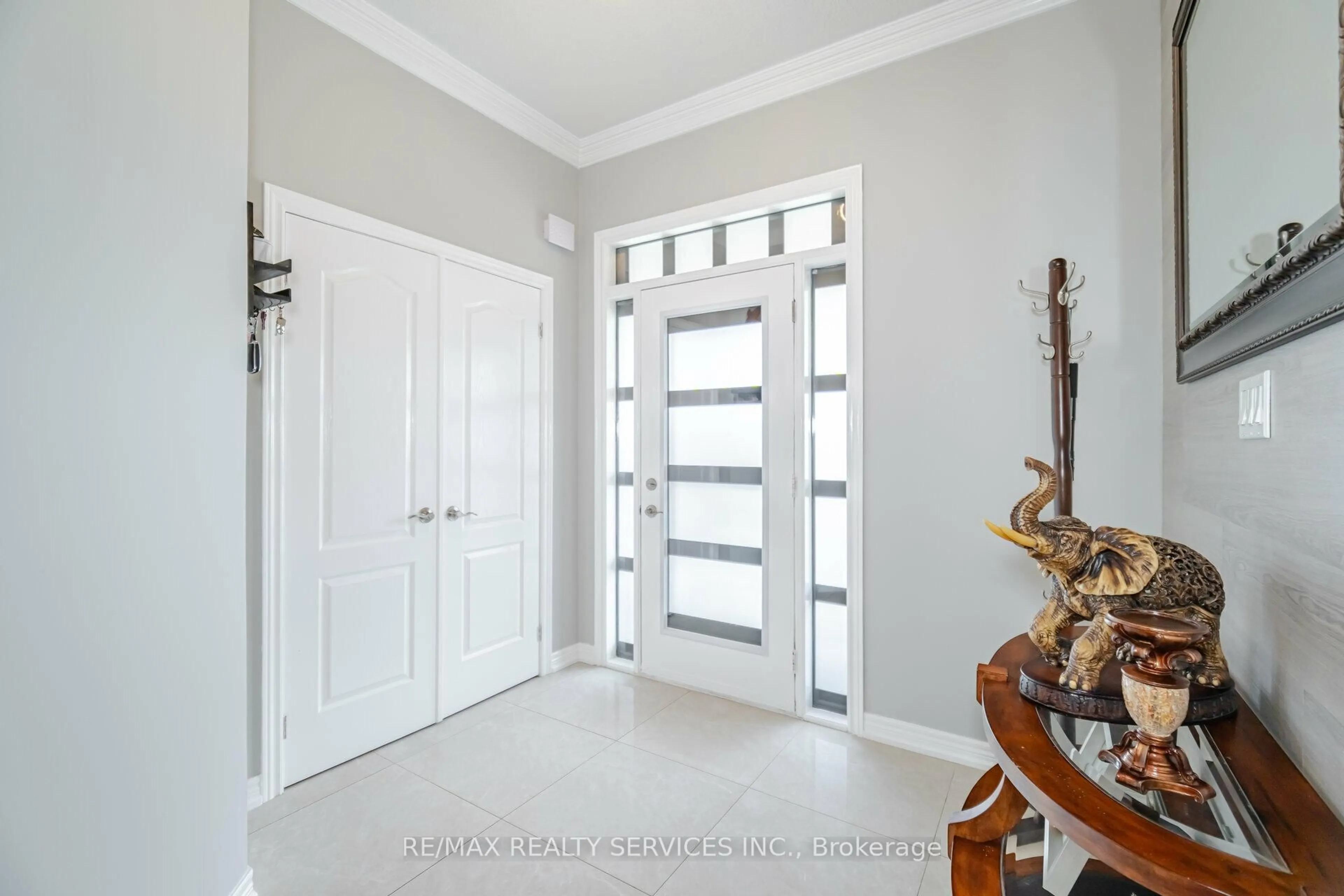 Indoor entryway for 1317 Weller Cross, Milton Ontario L9T 6K6