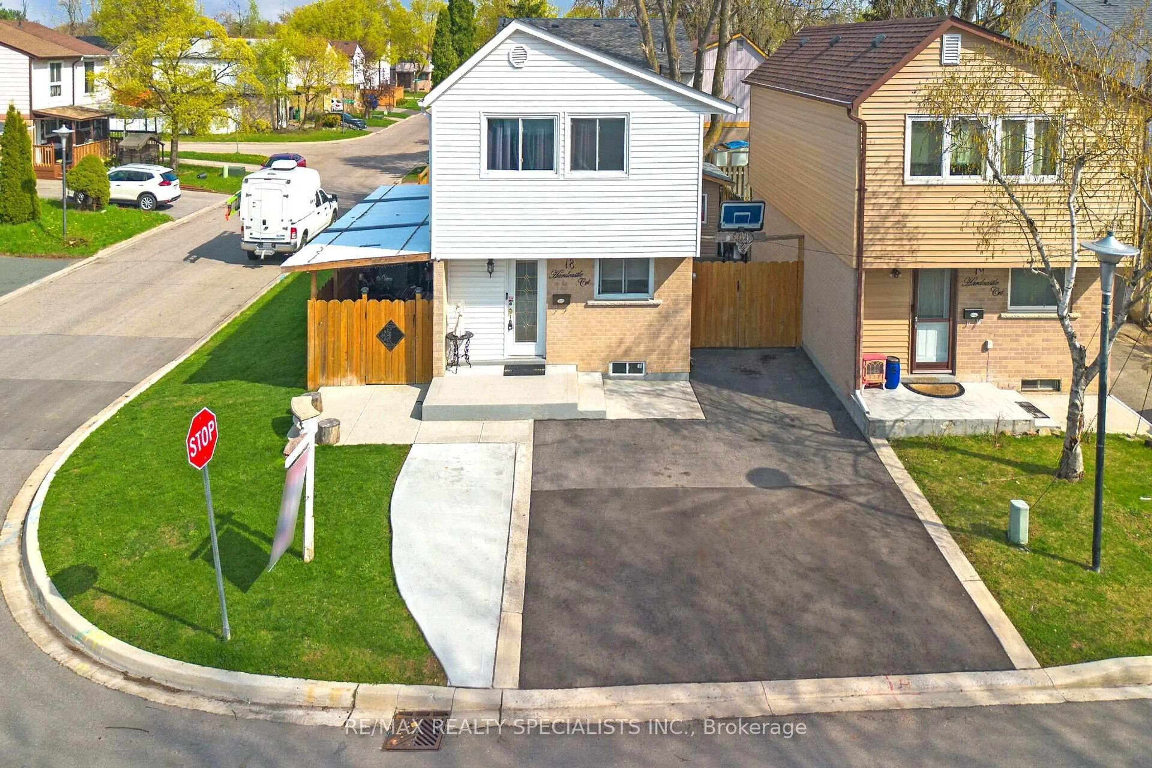 A pic from outside/outdoor area/front of a property/back of a property/a pic from drone, street for 18 Hardcastle Crt, Brampton Ontario L6S 2B3