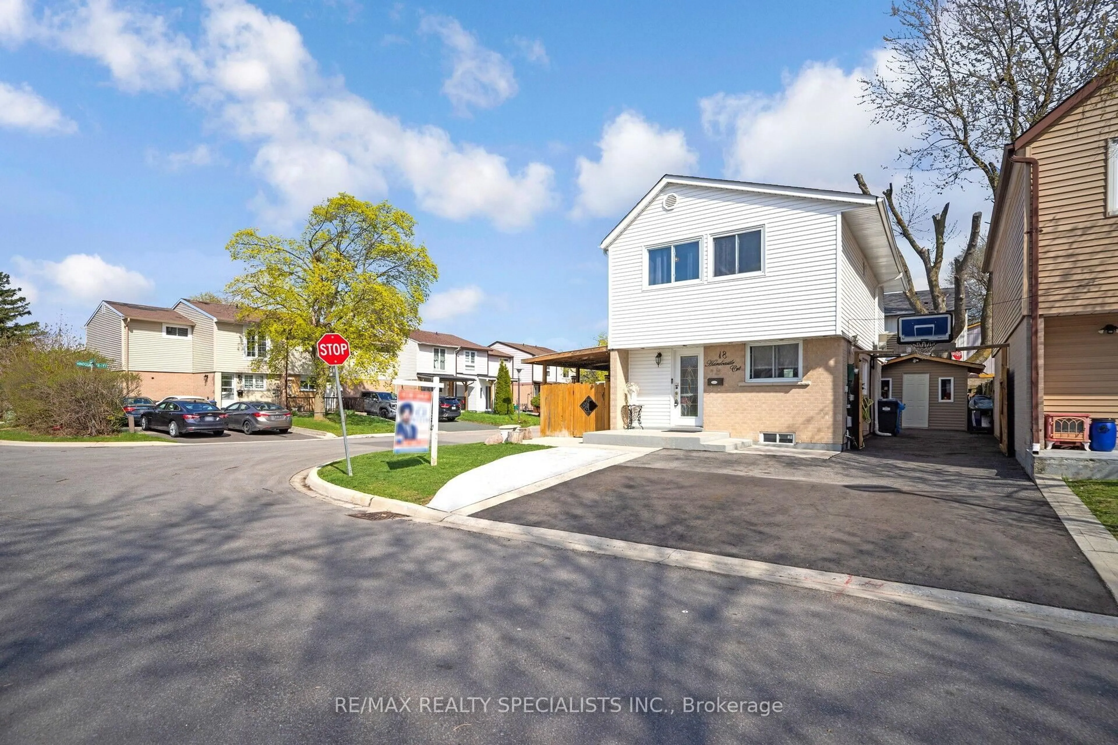 A pic from outside/outdoor area/front of a property/back of a property/a pic from drone, street for 18 Hardcastle Crt, Brampton Ontario L6S 2B3