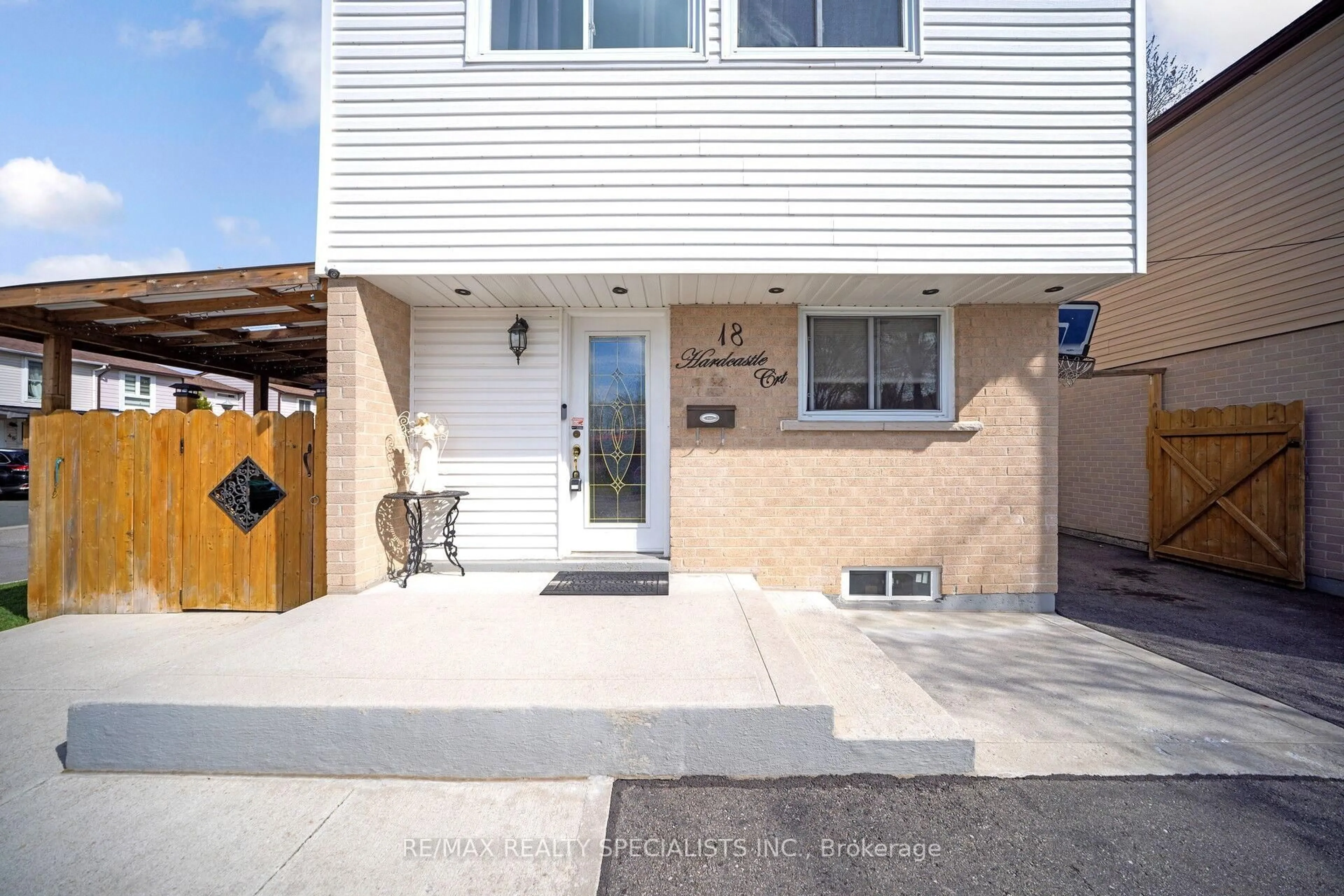 Unknown for 18 Hardcastle Crt, Brampton Ontario L6S 2B3