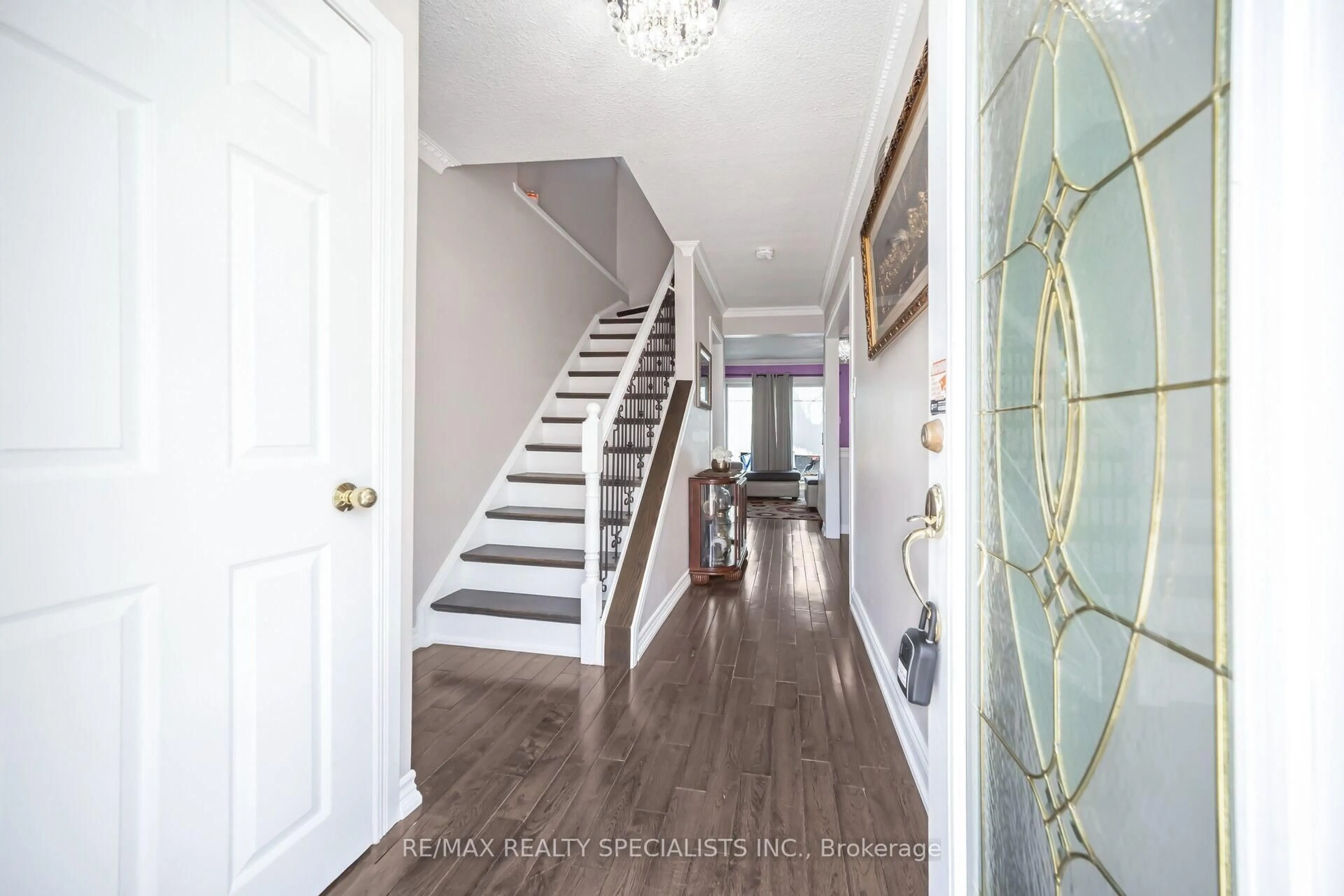 Indoor entryway for 18 Hardcastle Crt, Brampton Ontario L6S 2B3