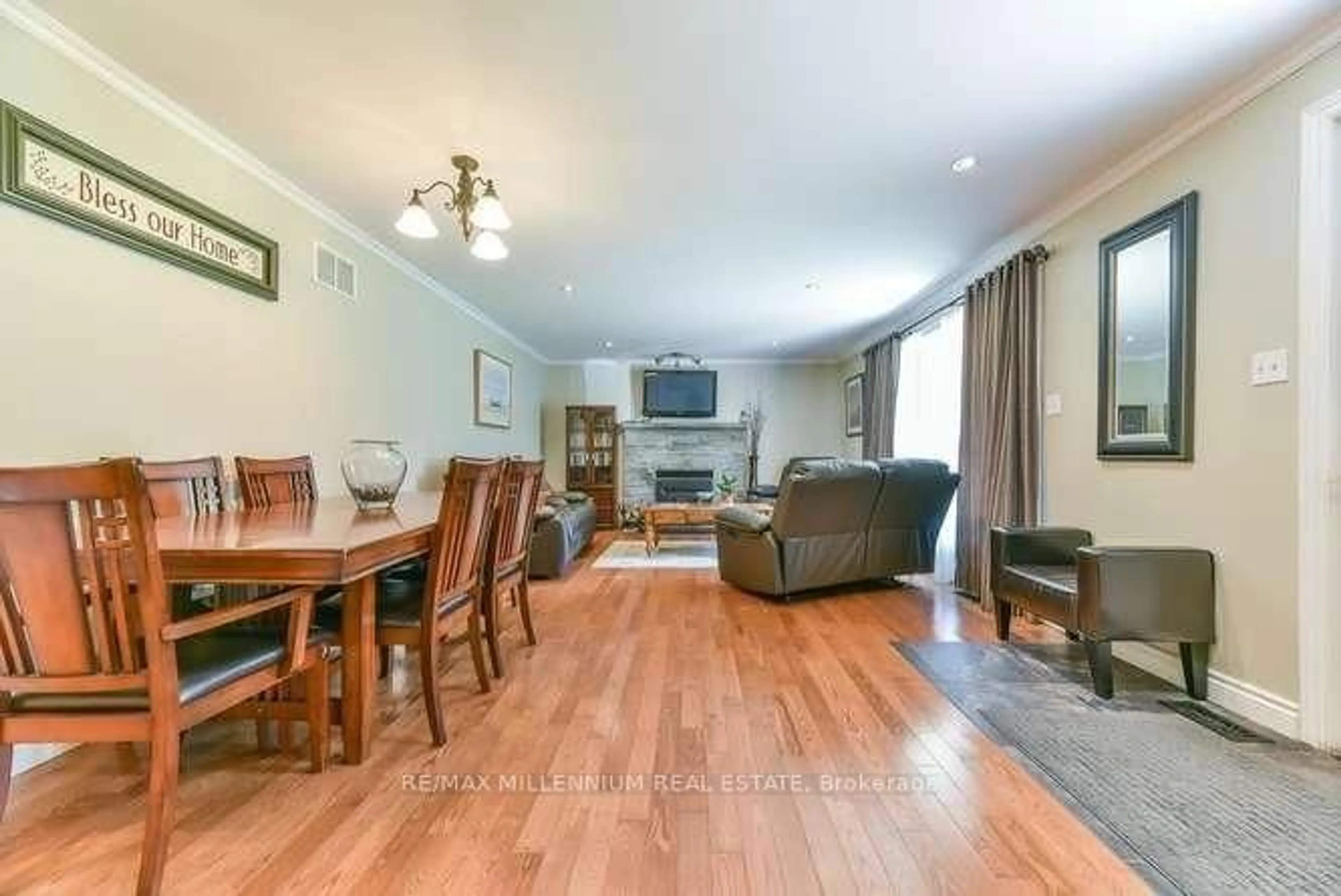 Living room with furniture, wood/laminate floor for 16702 Mississauga Rd, Caledon Ontario L7K 1L9