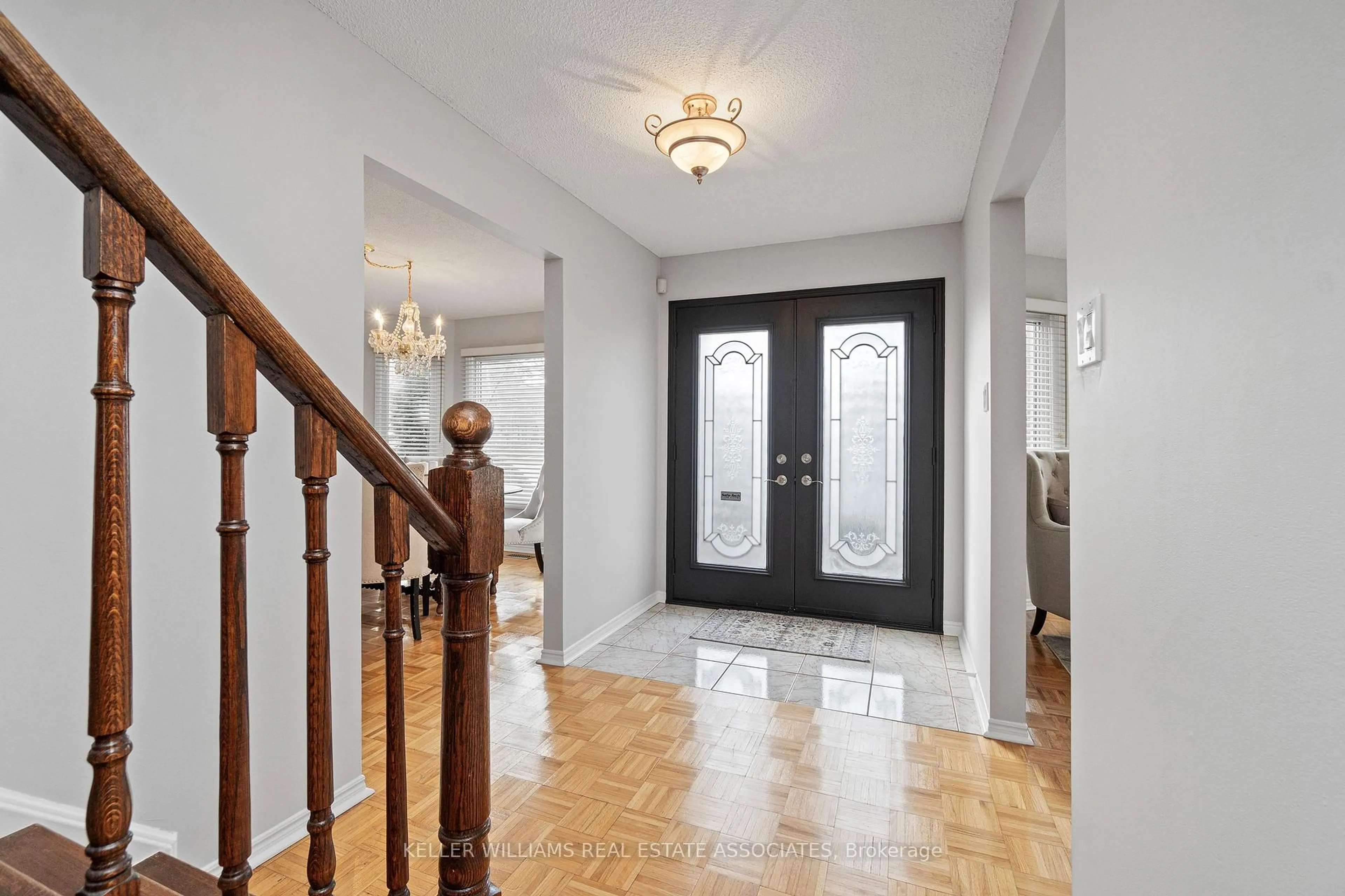 Indoor entryway for 1 Brookbank Crt, Brampton Ontario L6G 3G2