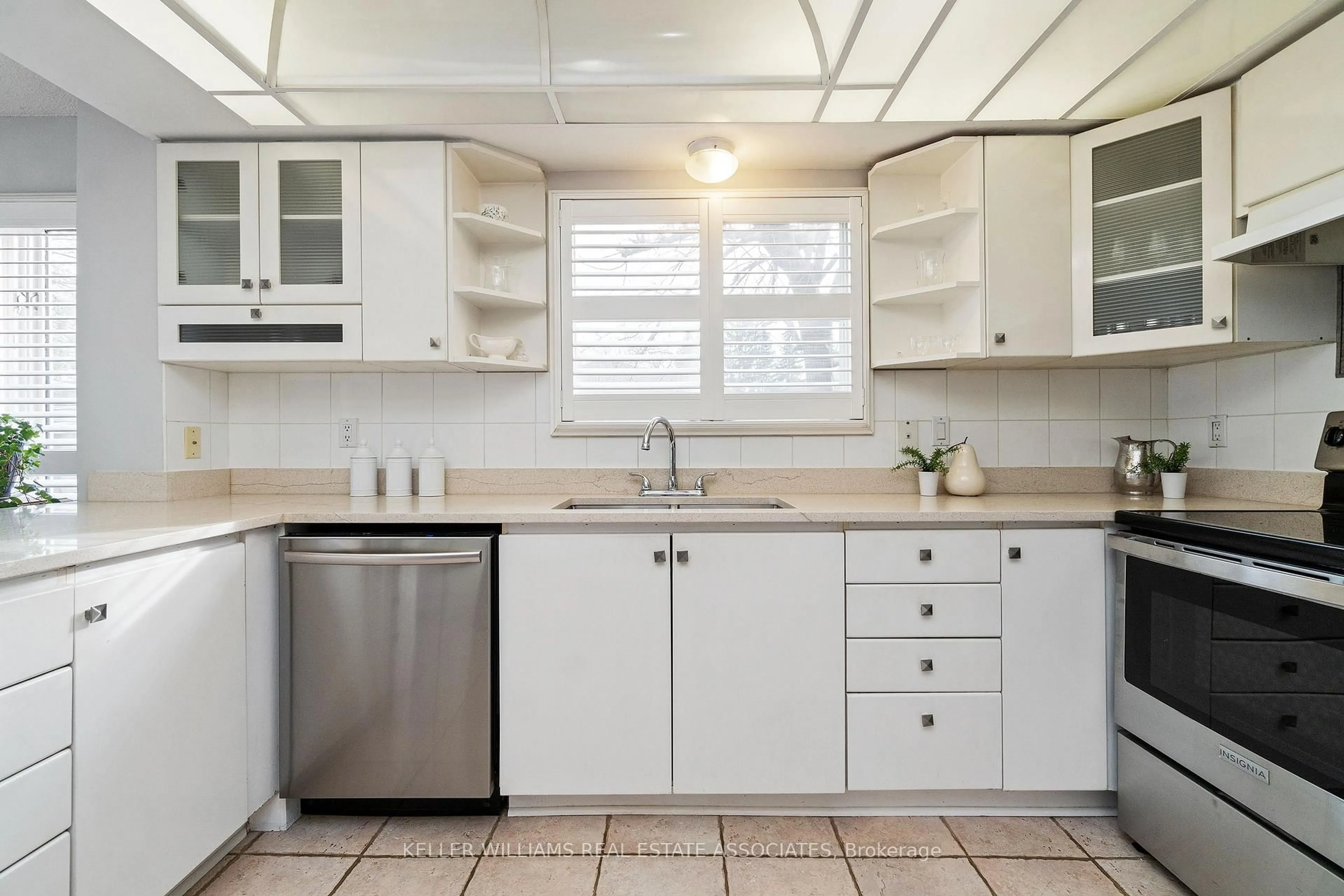 Standard kitchen, ceramic/tile floor for 1 Brookbank Crt, Brampton Ontario L6G 3G2