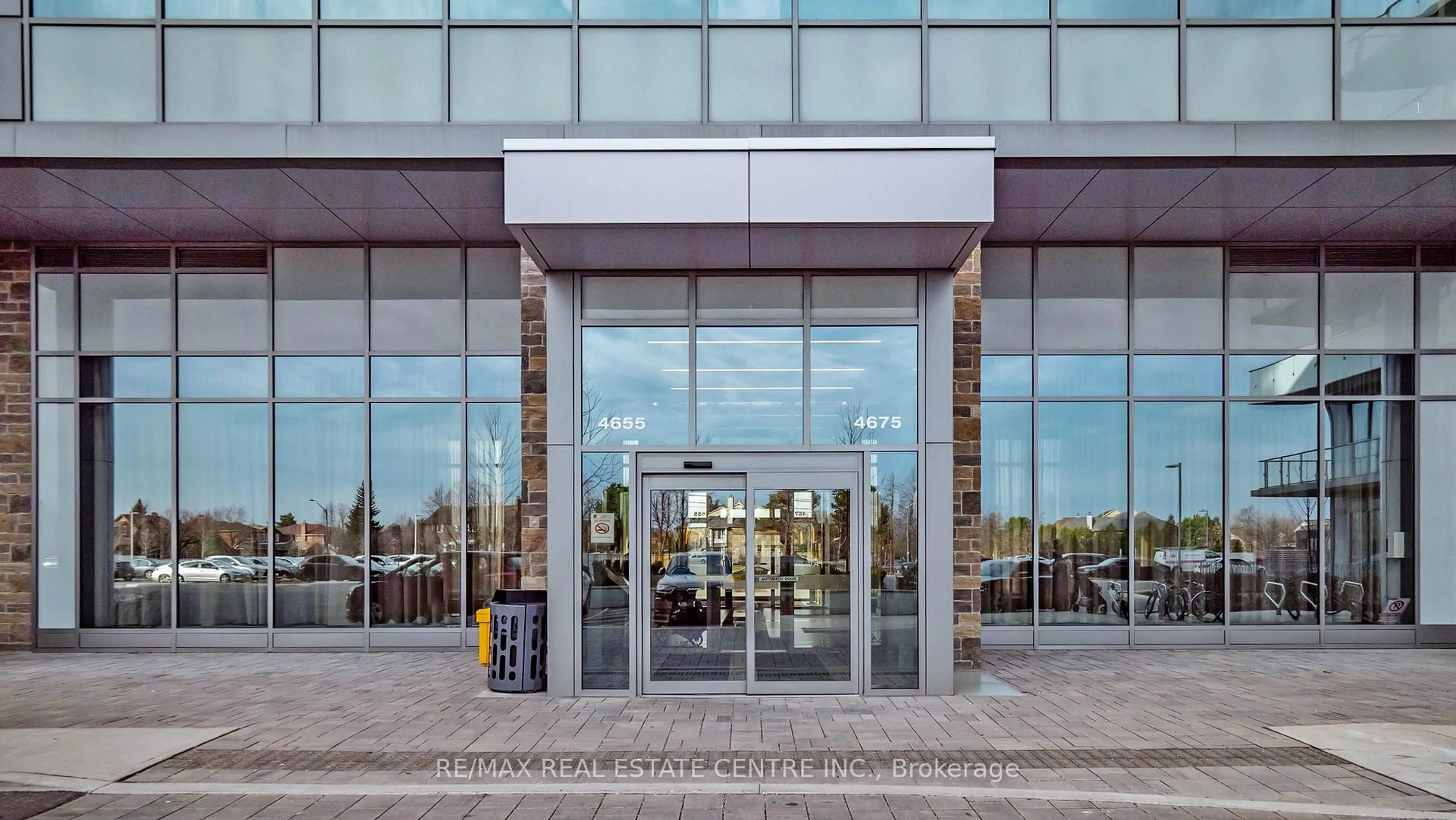 Indoor foyer for 4655 Metcalfe Ave #1602b, Mississauga Ontario L5M 0Z7