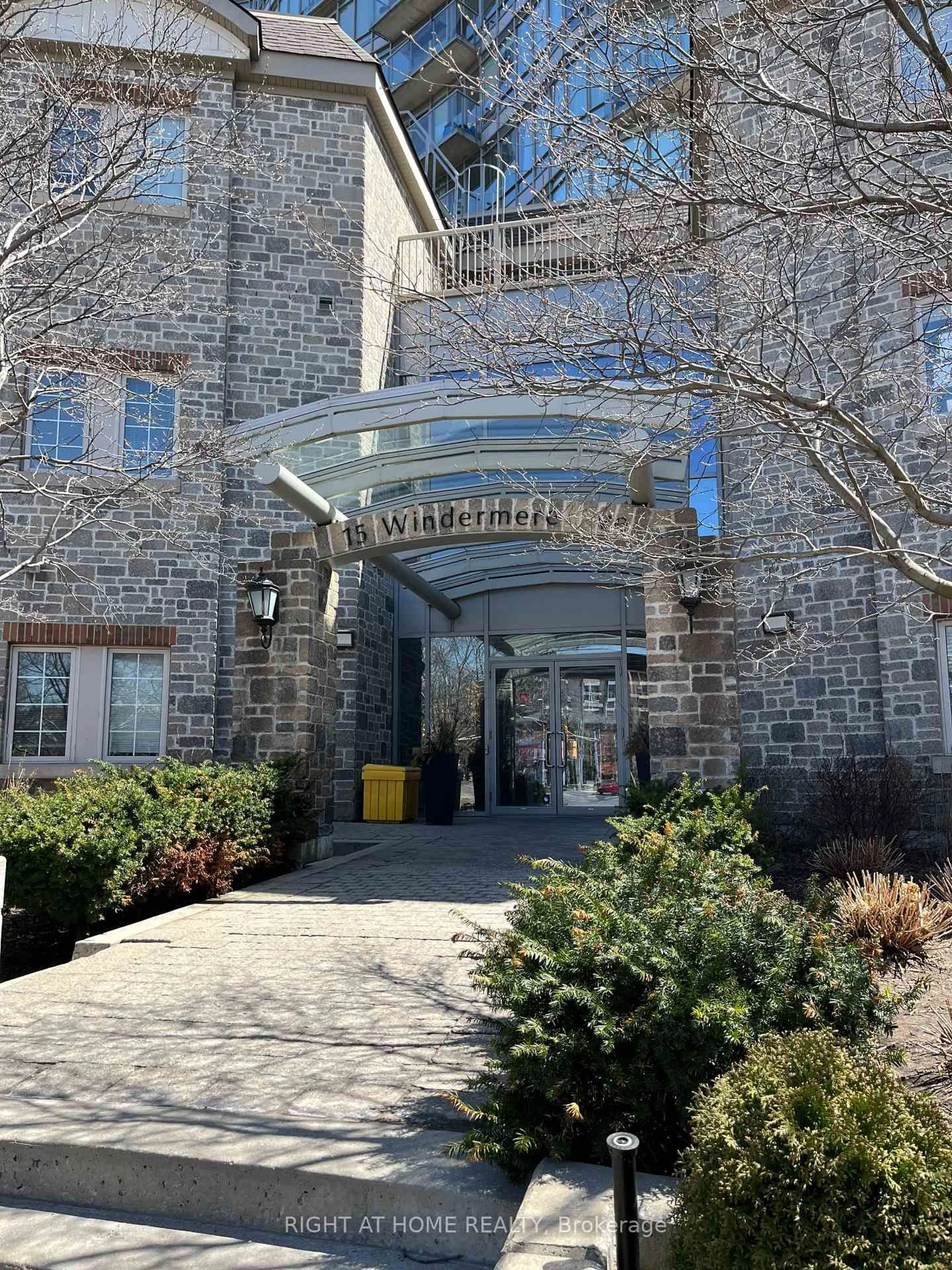 Indoor foyer for 15 Windermere Ave #809, Toronto Ontario M6S 5A2
