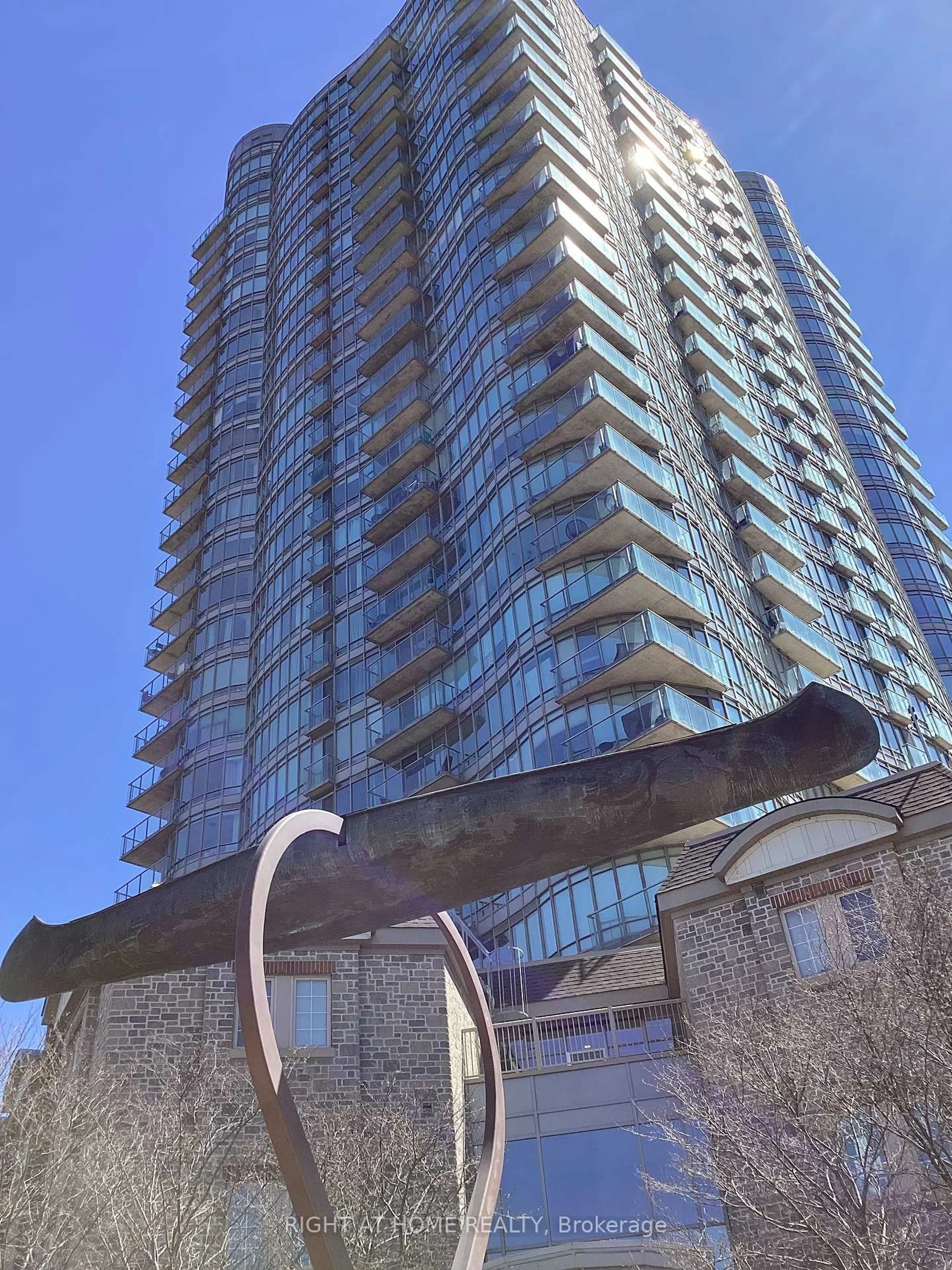 A pic from outside/outdoor area/front of a property/back of a property/a pic from drone, building for 15 Windermere Ave #809, Toronto Ontario M6S 5A2