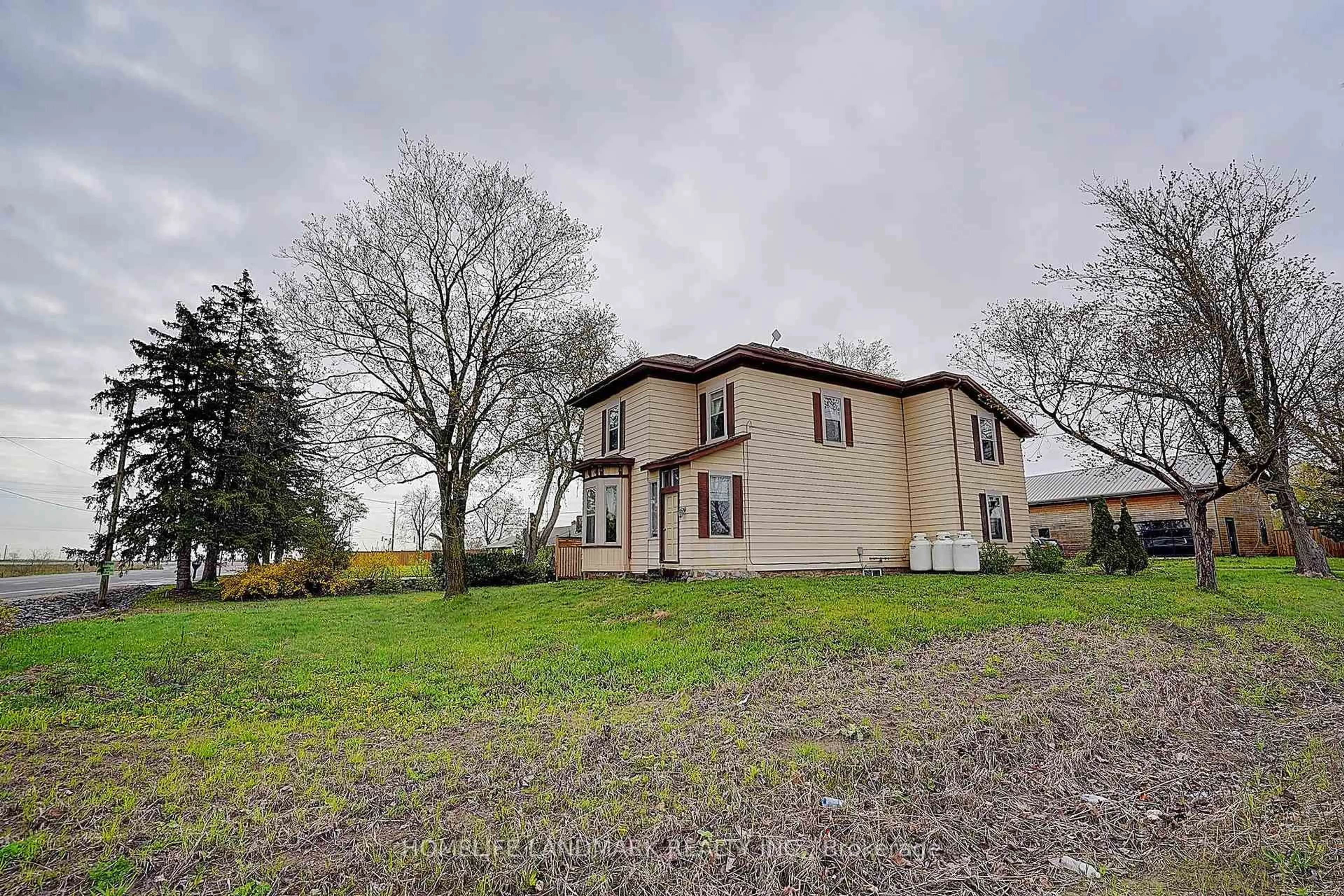 A pic from outside/outdoor area/front of a property/back of a property/a pic from drone, building for 9950 Britannia Rd, Milton Ontario L9E 0E4