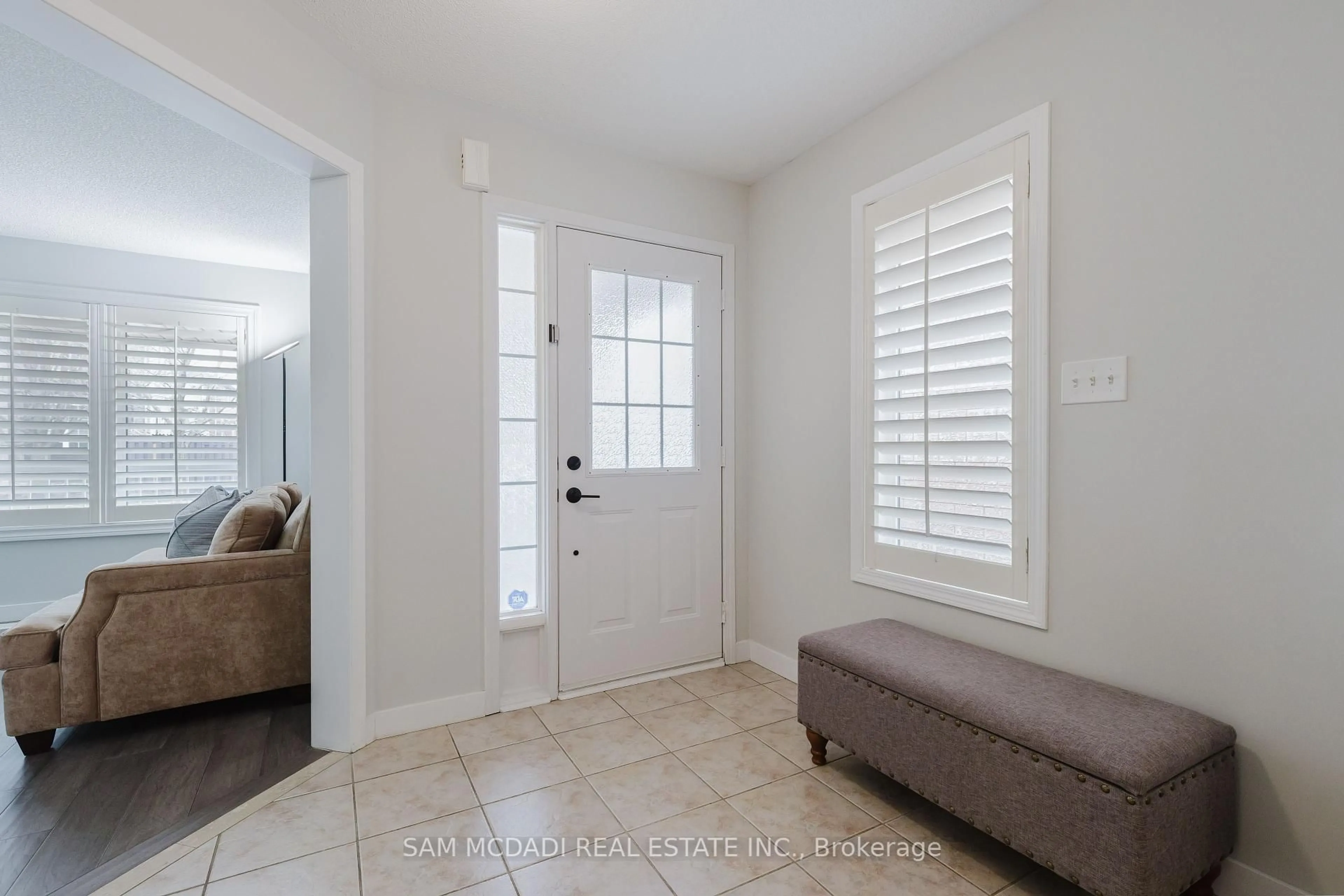 Indoor entryway for 3949 Regatta Crt, Mississauga Ontario L5M 6M1