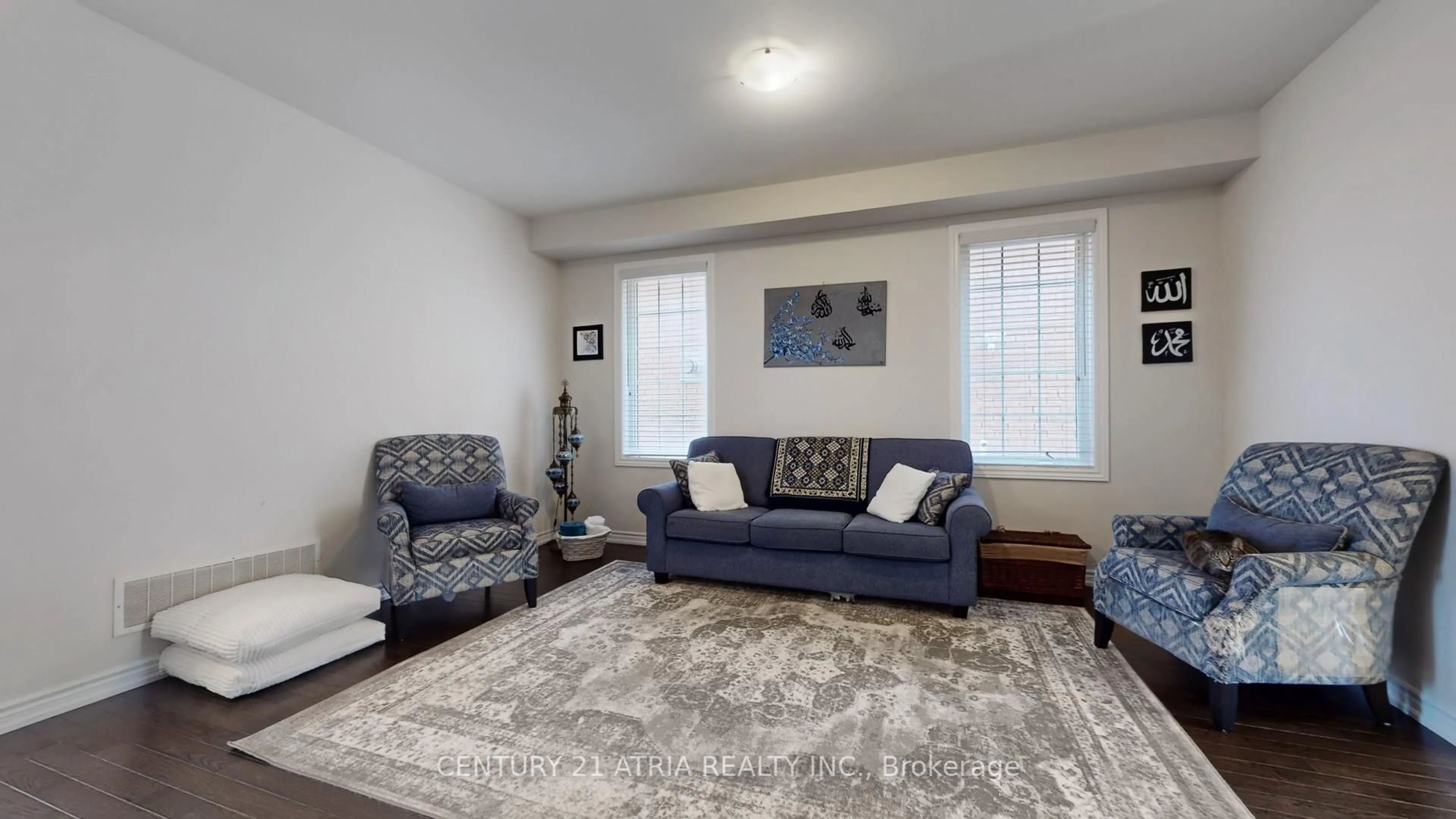 Living room with furniture, carpet floor for 101 Bonnieglen Farm Blvd, Caledon Ontario L7C 4B7