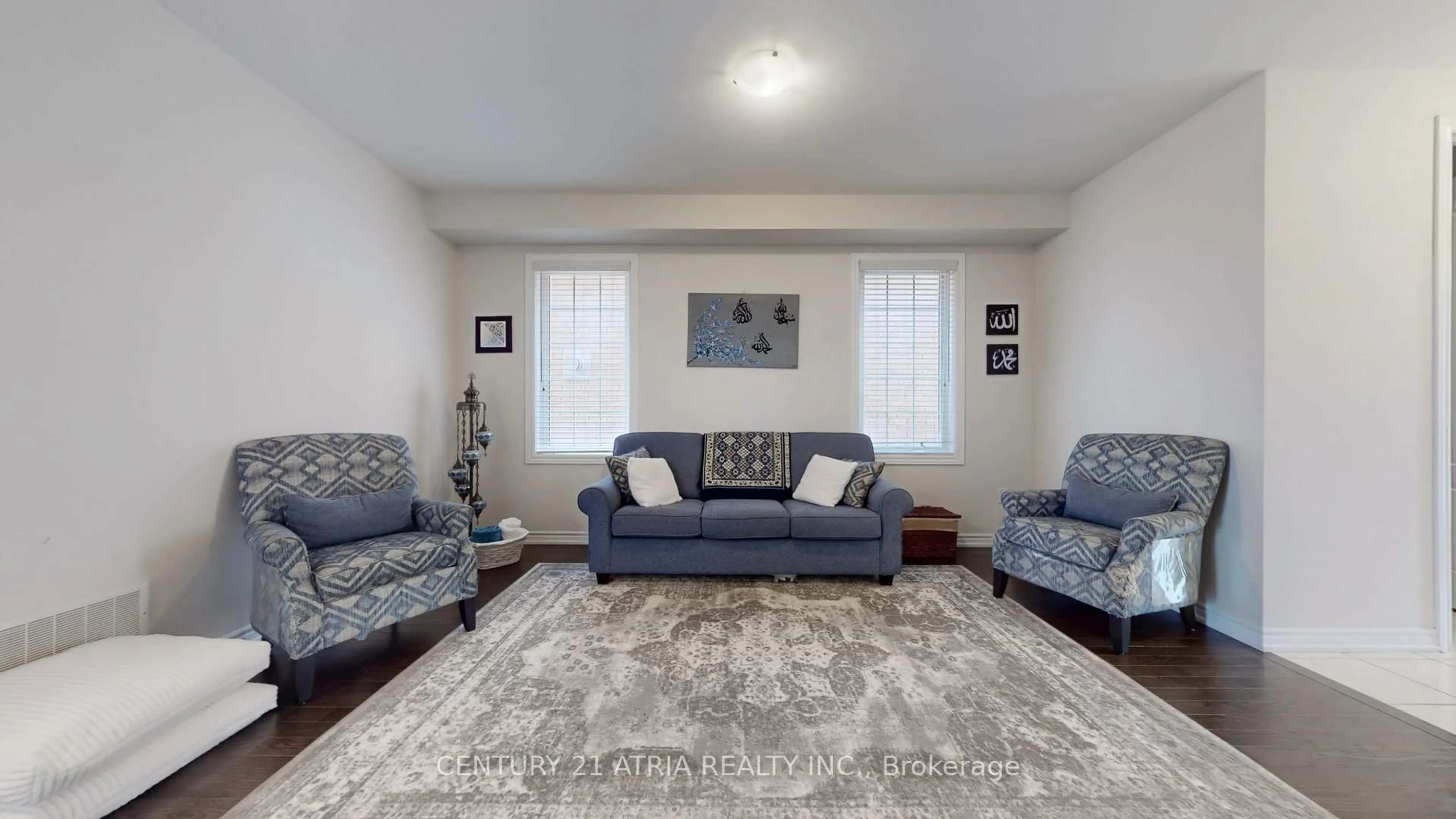 Living room with furniture, unknown for 101 Bonnieglen Farm Blvd, Caledon Ontario L7C 4B7