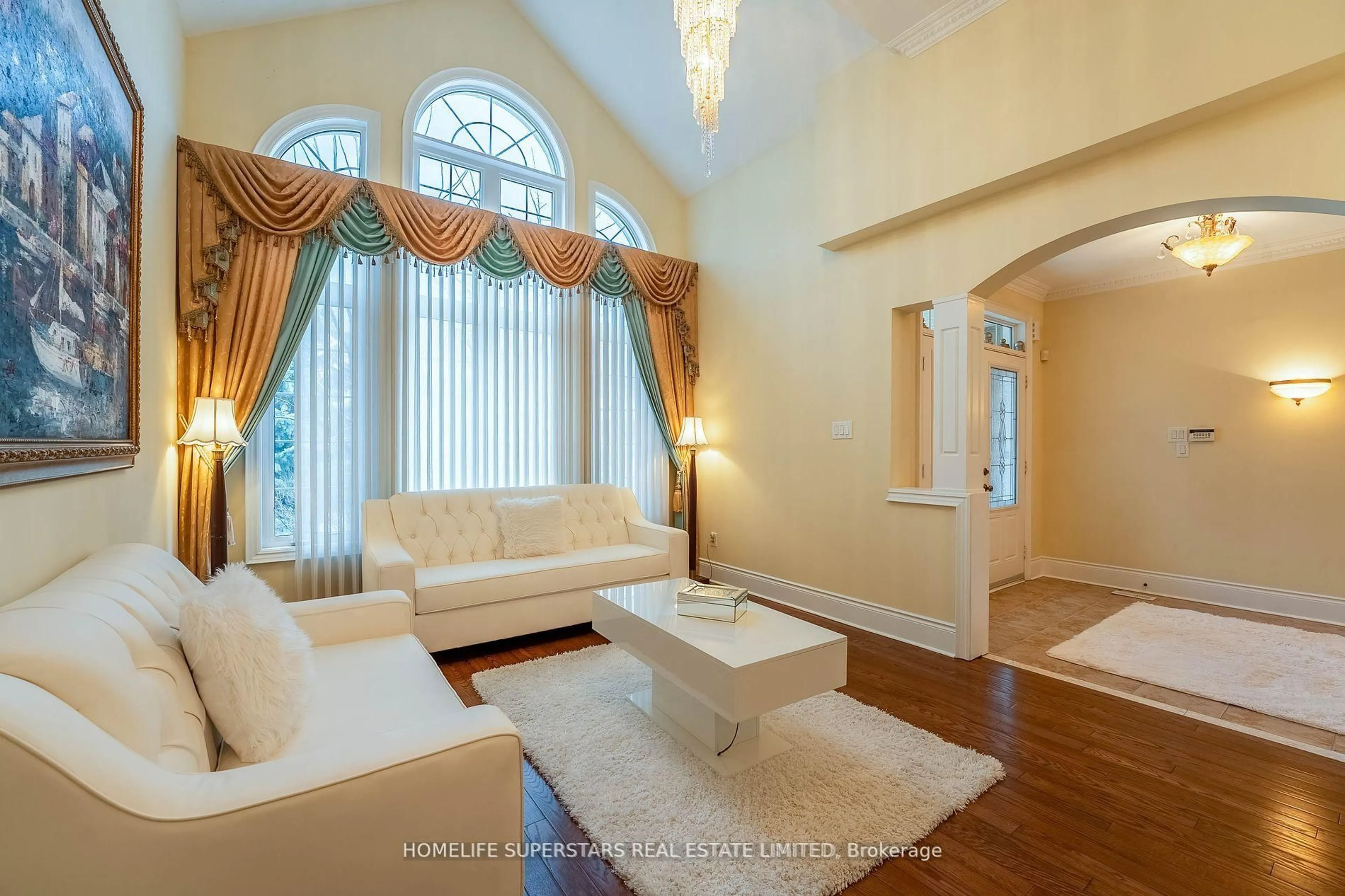 Living room with furniture, unknown for 21 Upperlinks Dr, Brampton Ontario L6P 2T9