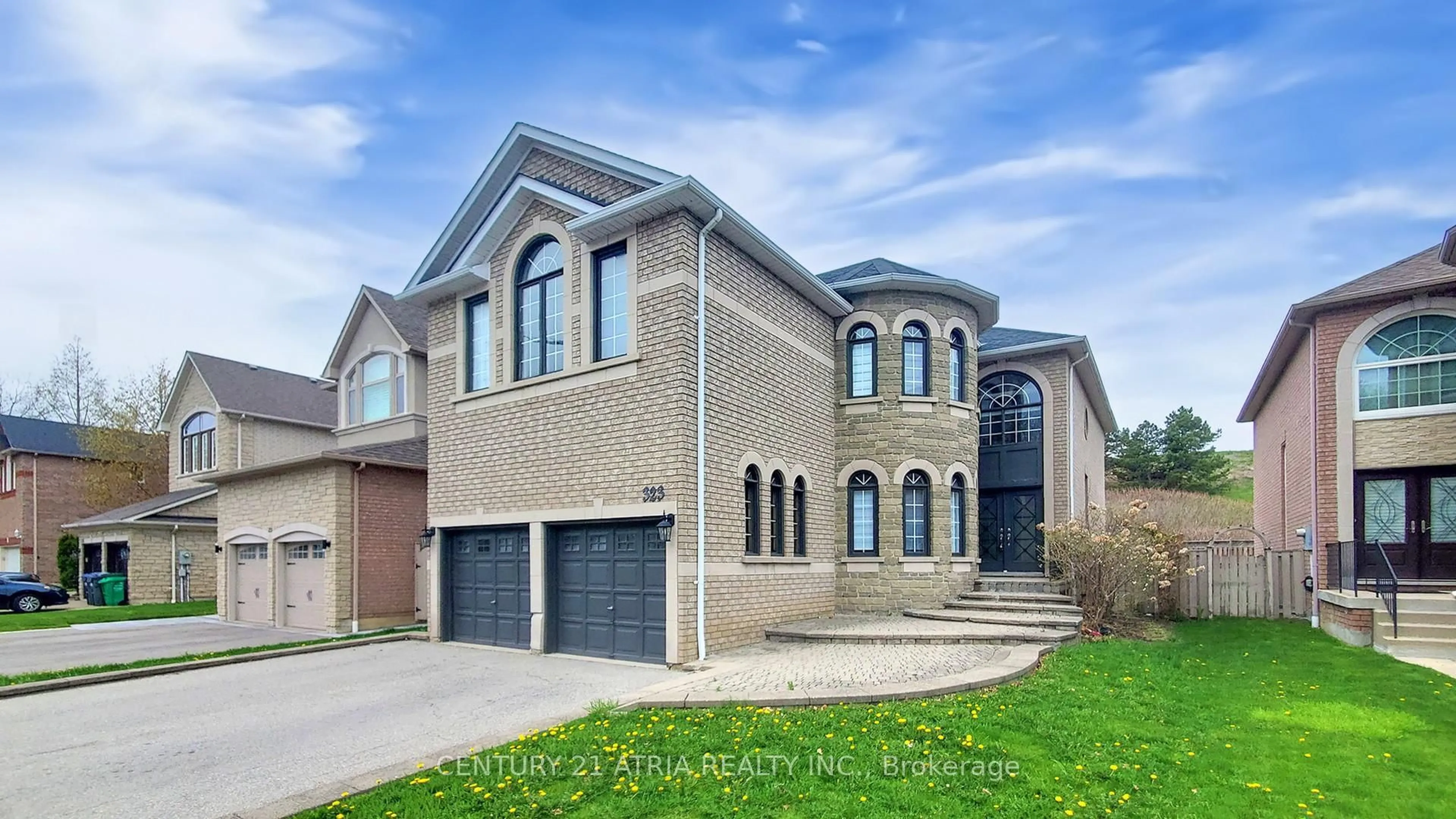 Home with brick exterior material, street for 323 Bristol Rd, Mississauga Ontario L4Z 3V6