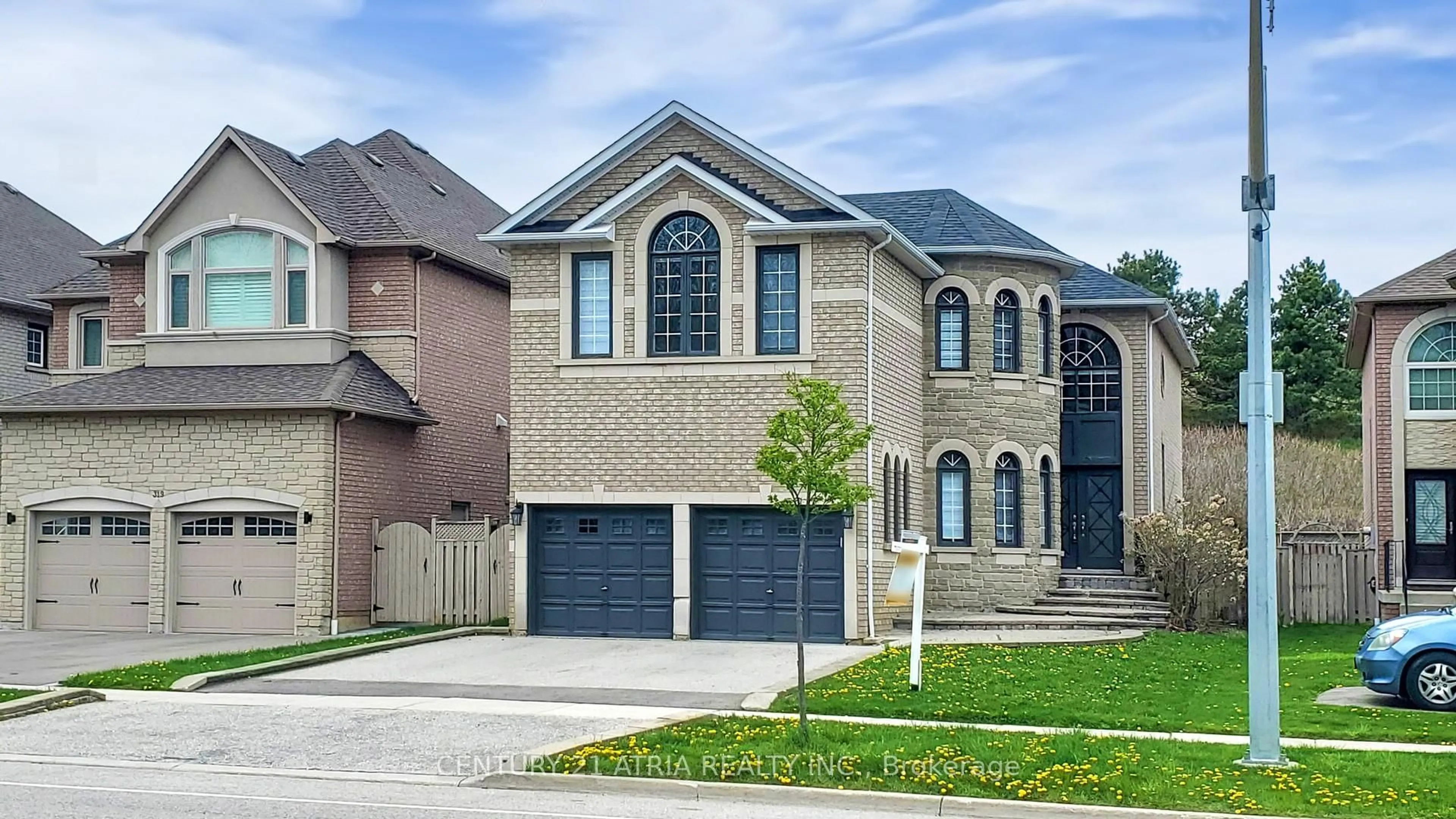 Home with brick exterior material, street for 323 Bristol Rd, Mississauga Ontario L4Z 3V6