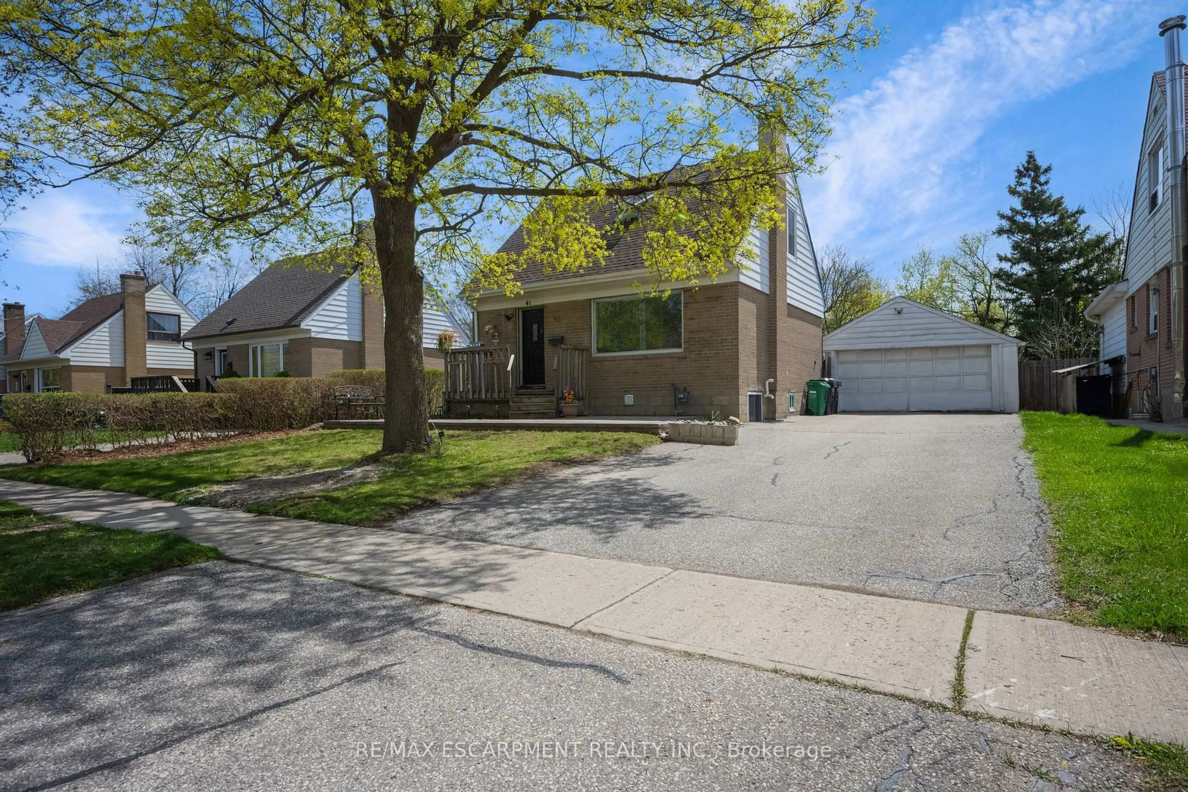 A pic from outside/outdoor area/front of a property/back of a property/a pic from drone, street for 41 McCaul St, Brampton Ontario L6V 1J1