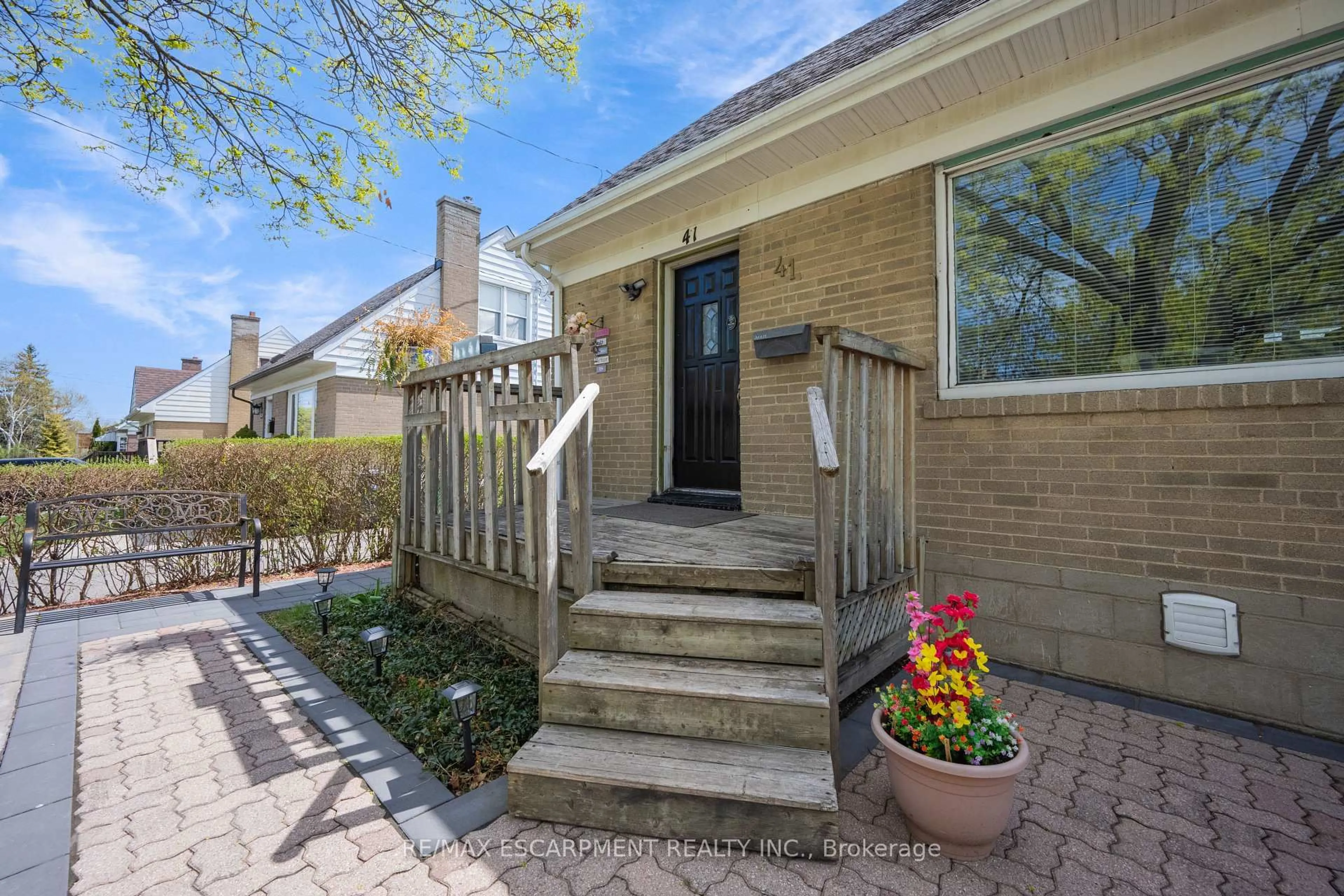 Patio, street for 41 McCaul St, Brampton Ontario L6V 1J1