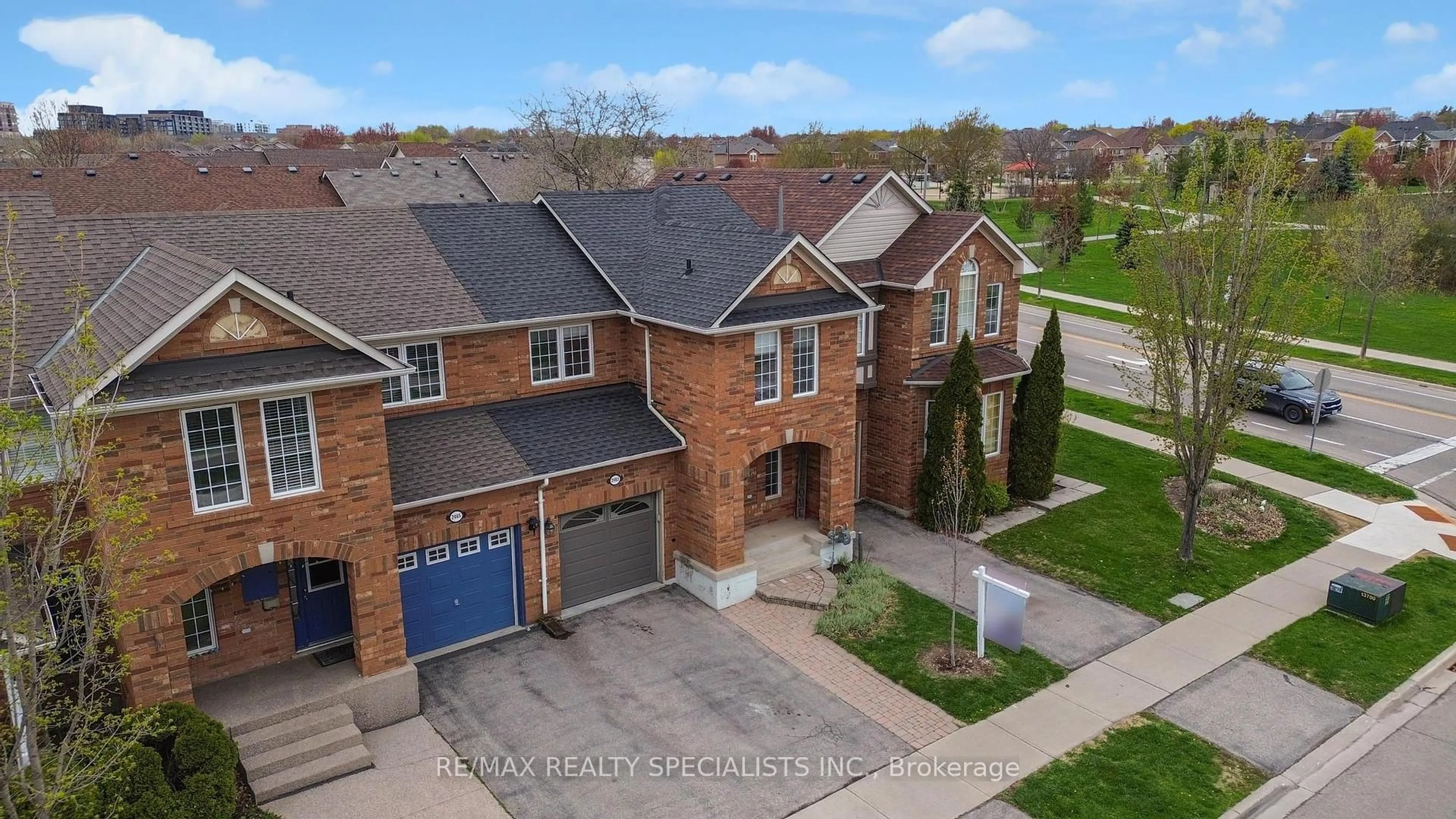A pic from outside/outdoor area/front of a property/back of a property/a pic from drone, street for 2463 Carberry Way, Oakville Ontario L6M 4S5