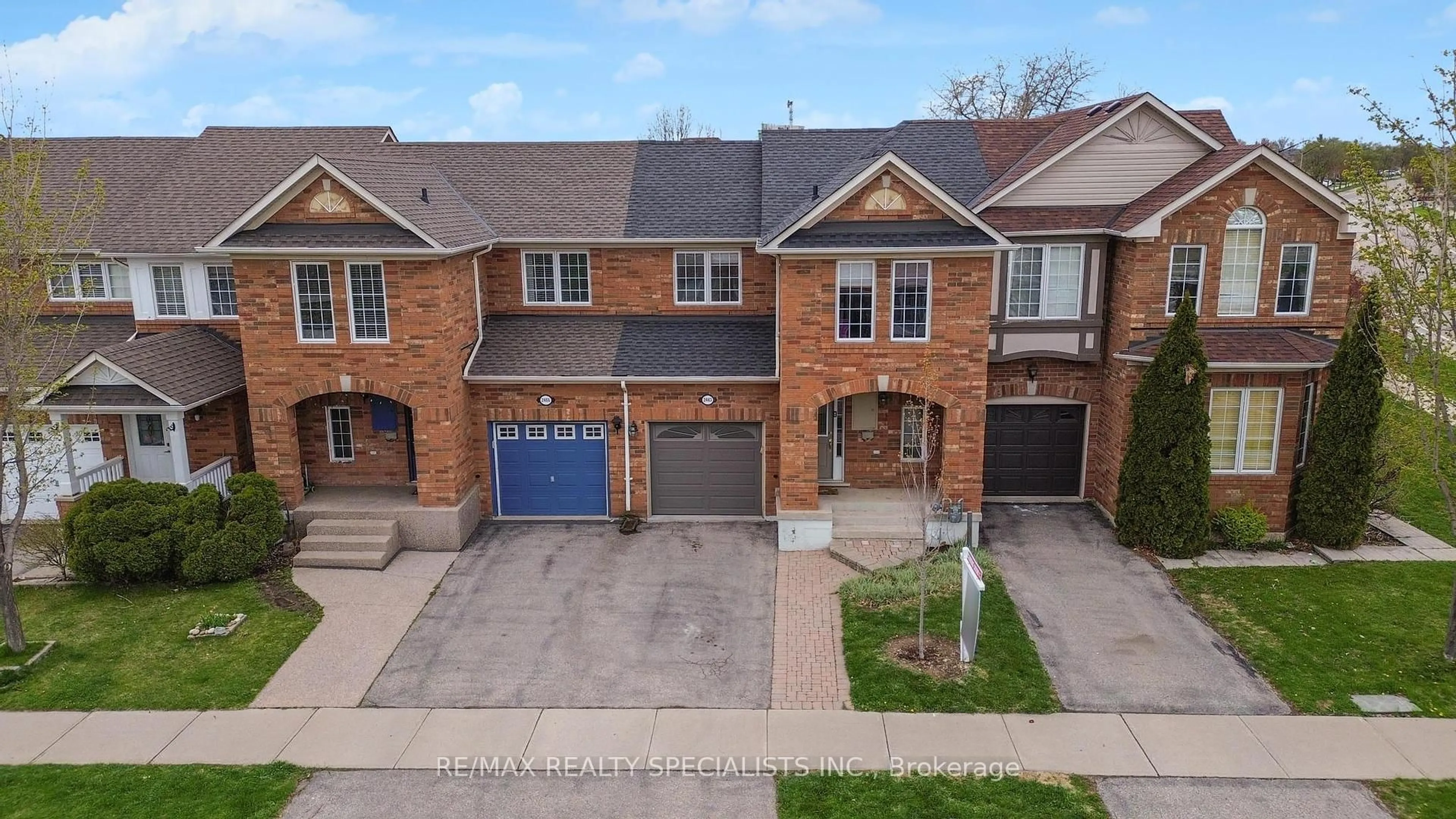 A pic from outside/outdoor area/front of a property/back of a property/a pic from drone, street for 2463 Carberry Way, Oakville Ontario L6M 4S5