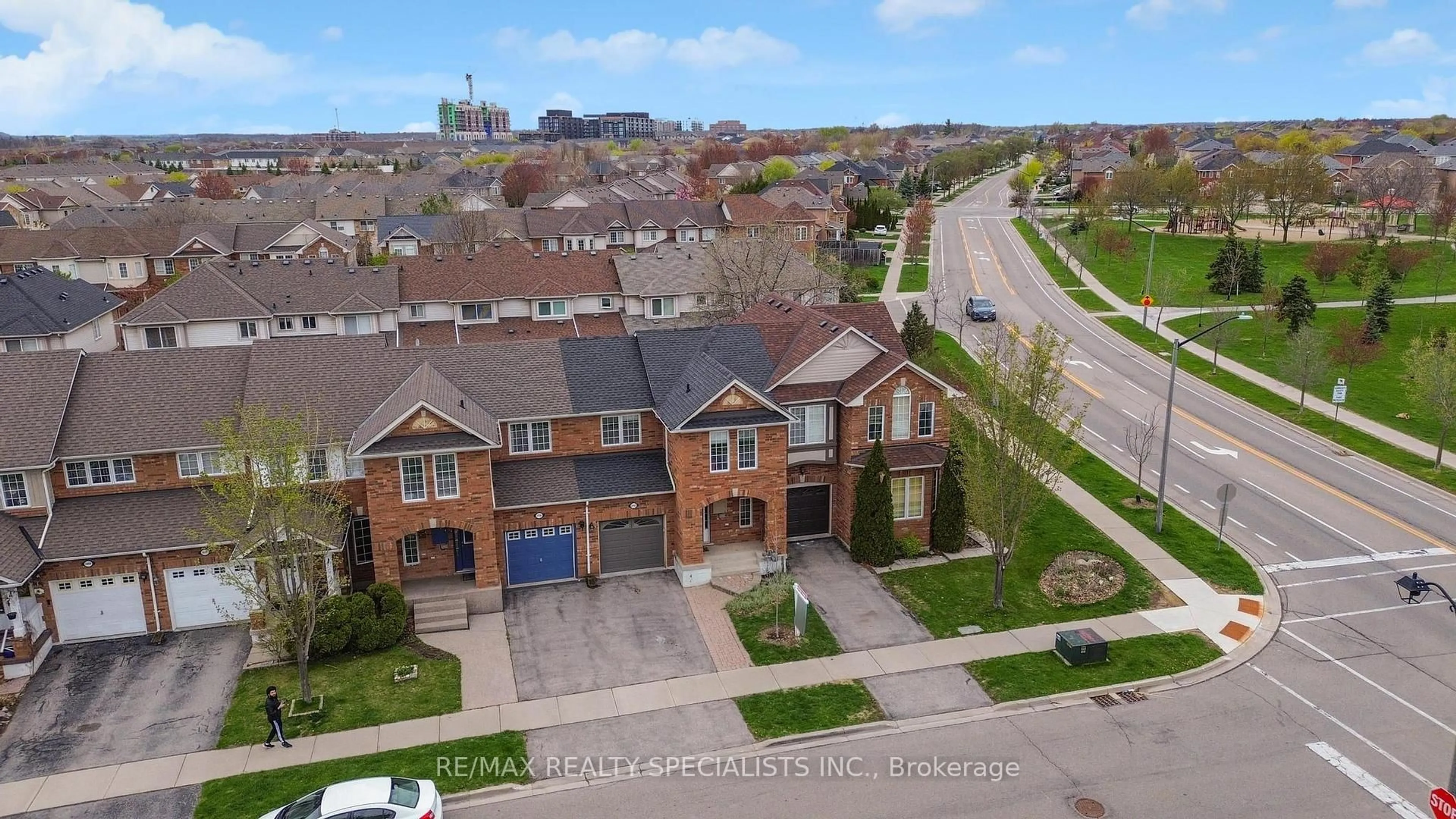 A pic from outside/outdoor area/front of a property/back of a property/a pic from drone, street for 2463 Carberry Way, Oakville Ontario L6M 4S5
