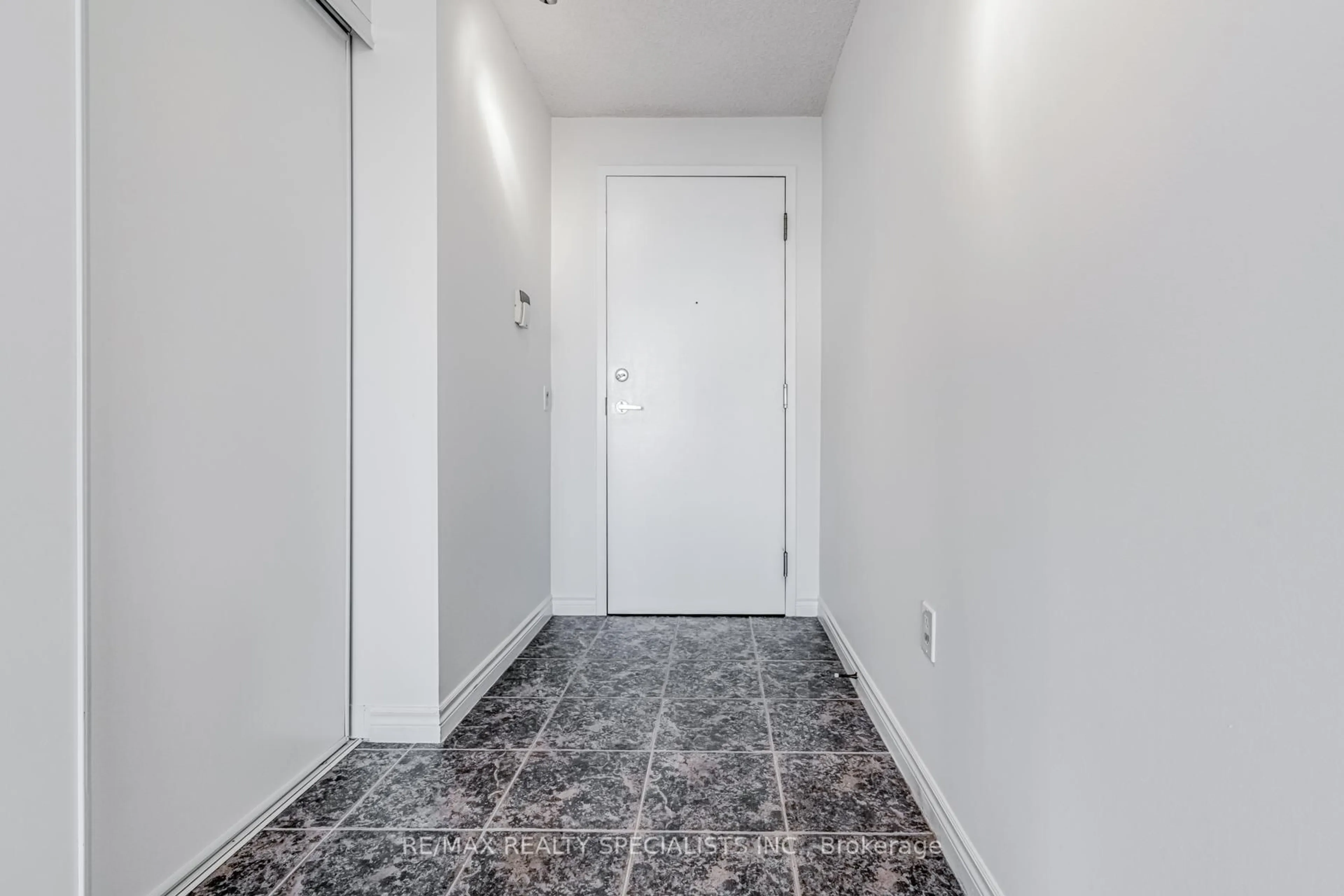 Indoor entryway for 55 Strathaven Dr #2011, Mississauga Ontario L5R 4G9