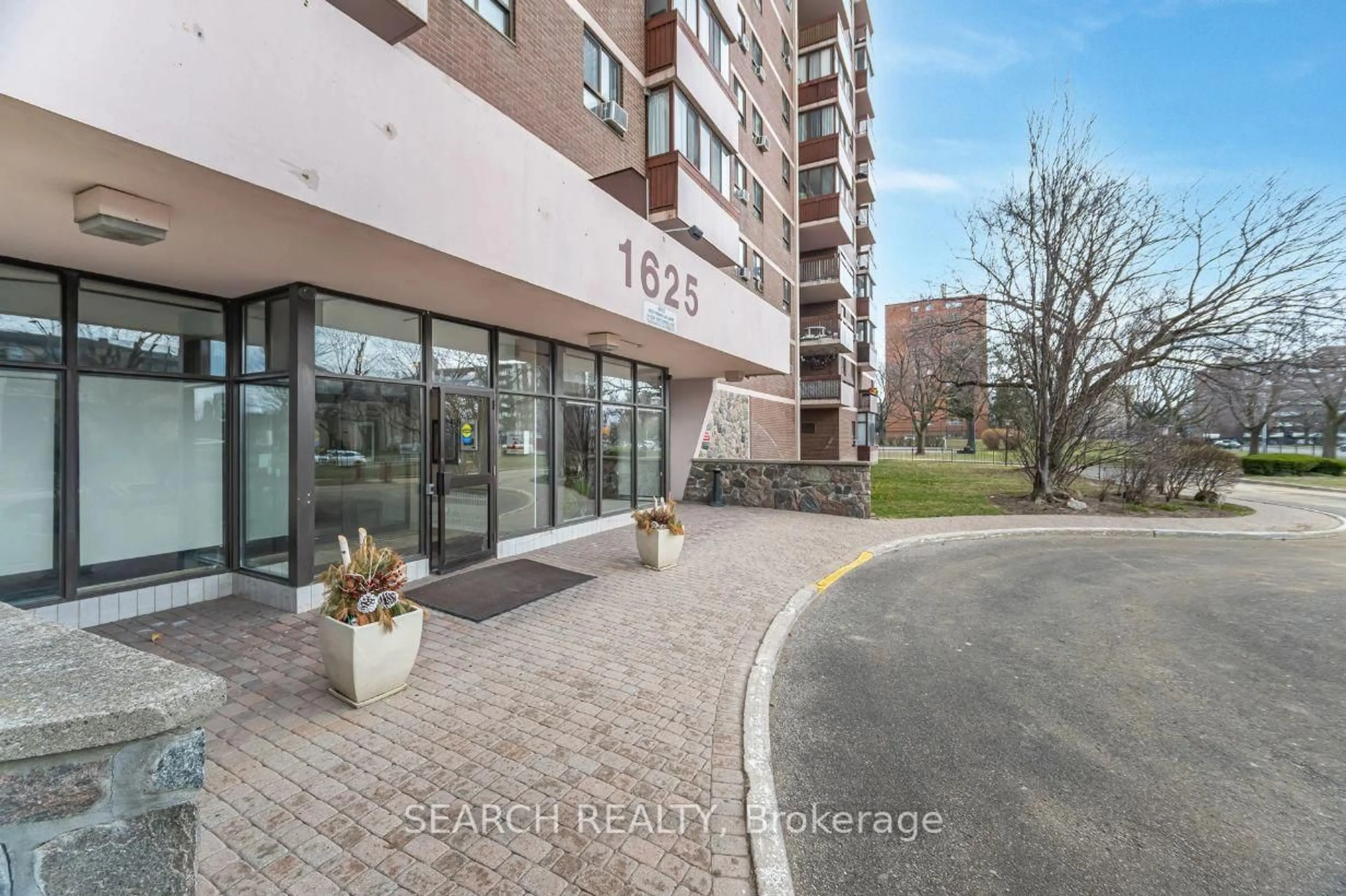 Indoor foyer for 1625 Bloor St #1118, Mississauga Ontario L4X 1S3