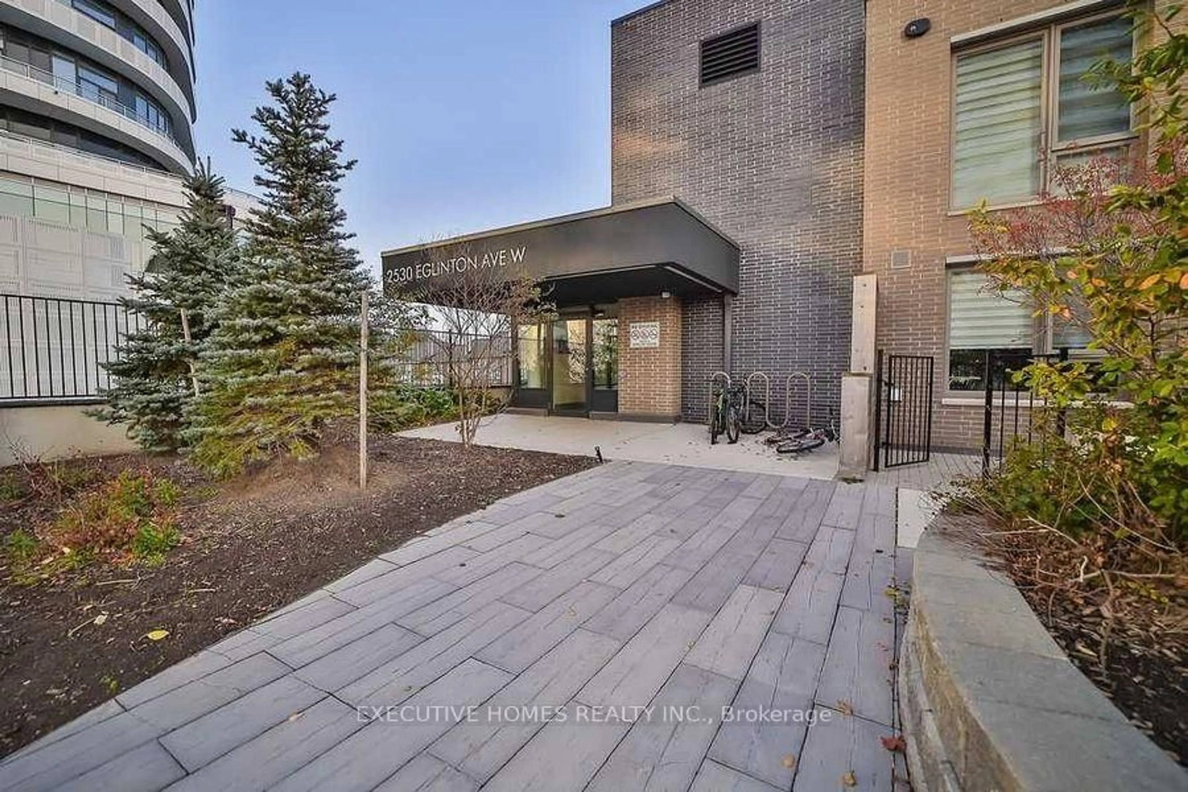 Patio, unknown for 2530 Eglinton Ave #106, Mississauga Ontario L5M 0Z5