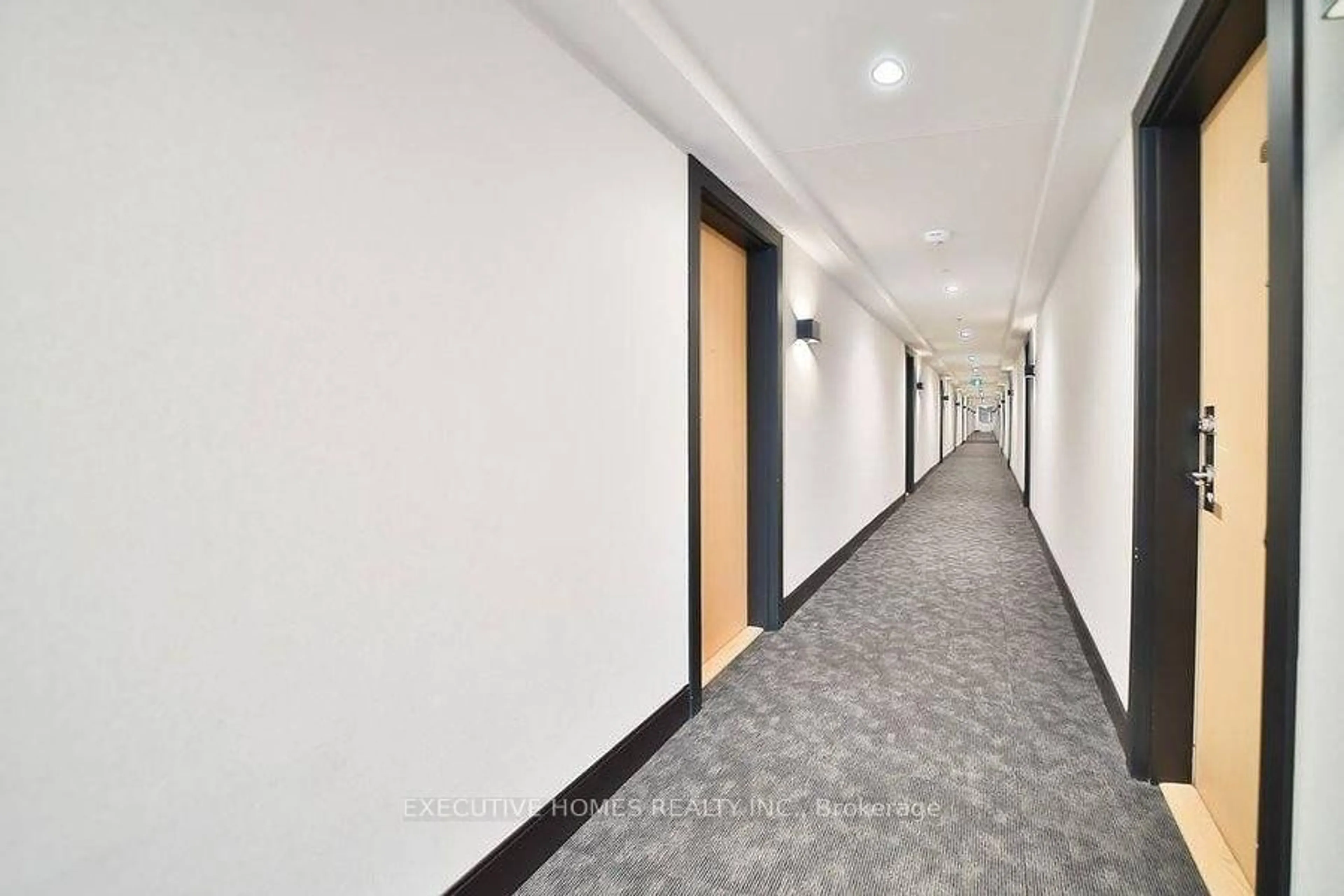 Indoor foyer for 2530 Eglinton Ave #106, Mississauga Ontario L5M 0Z5