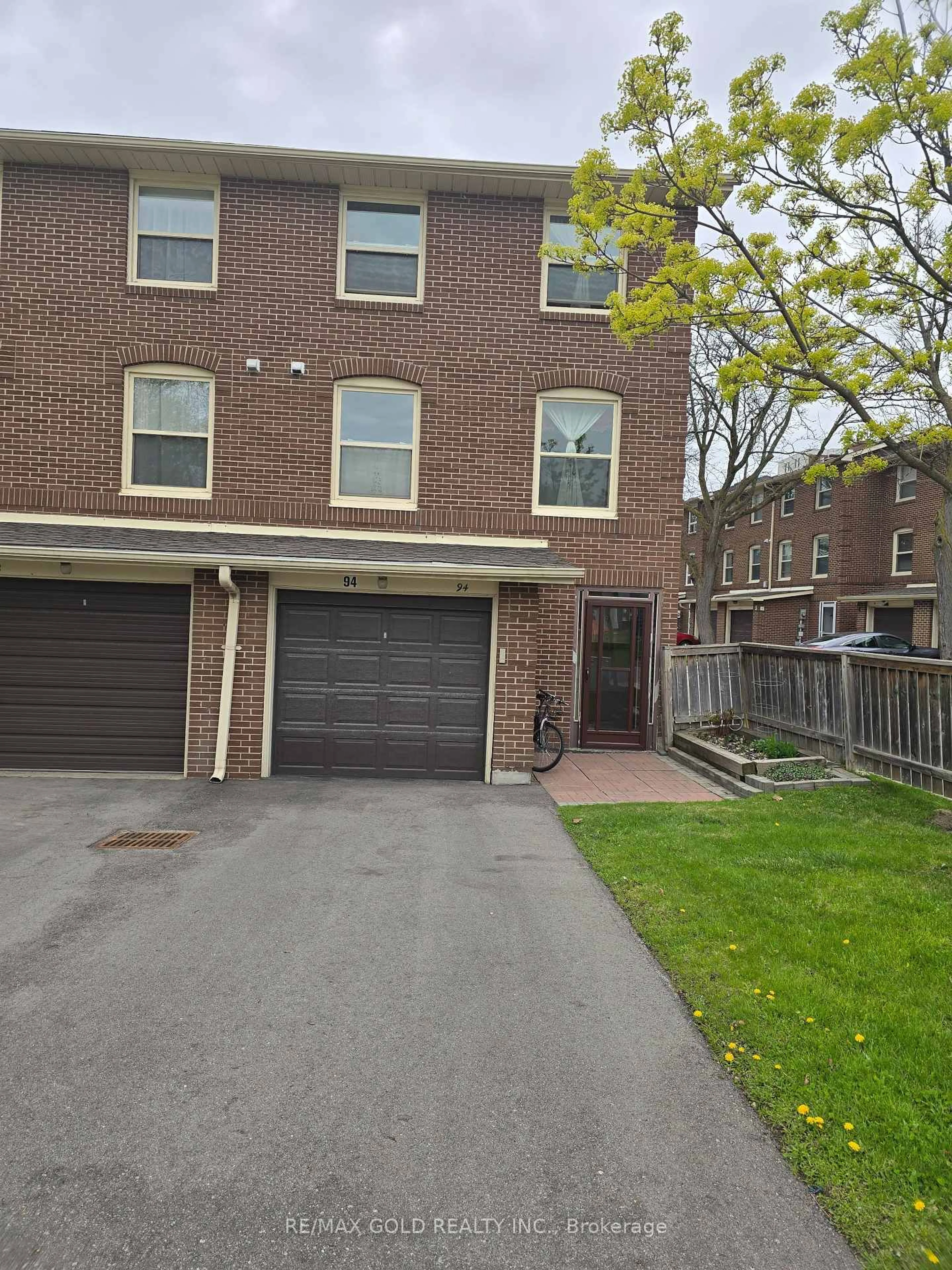 Home with brick exterior material, street for 94 Edenborough Dr #24, Brampton Ontario L6T 3A4