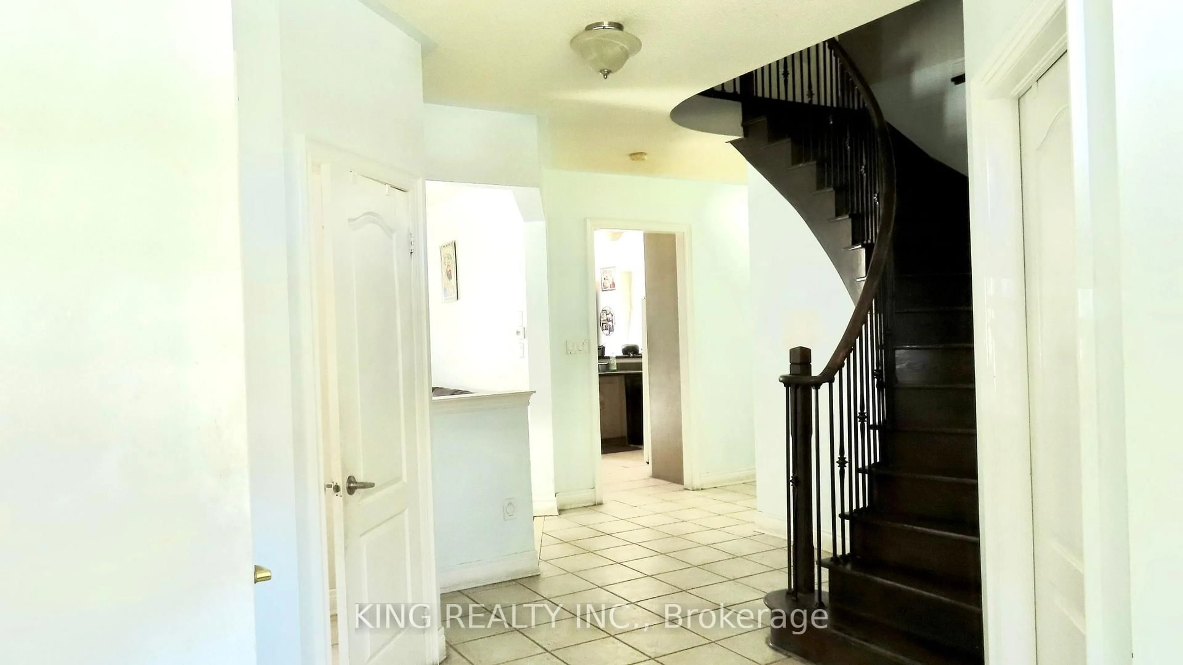 Indoor foyer for 34 Lynnvalley Cres, Brampton Ontario L6P 2E1
