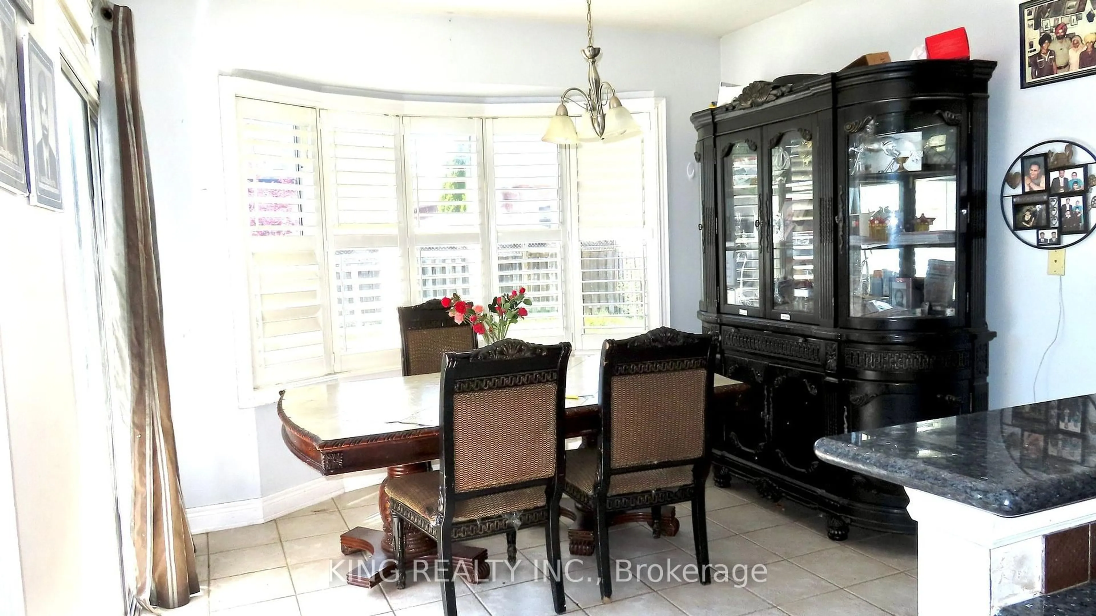 Dining room, ceramic/tile floor for 34 Lynnvalley Cres, Brampton Ontario L6P 2E1