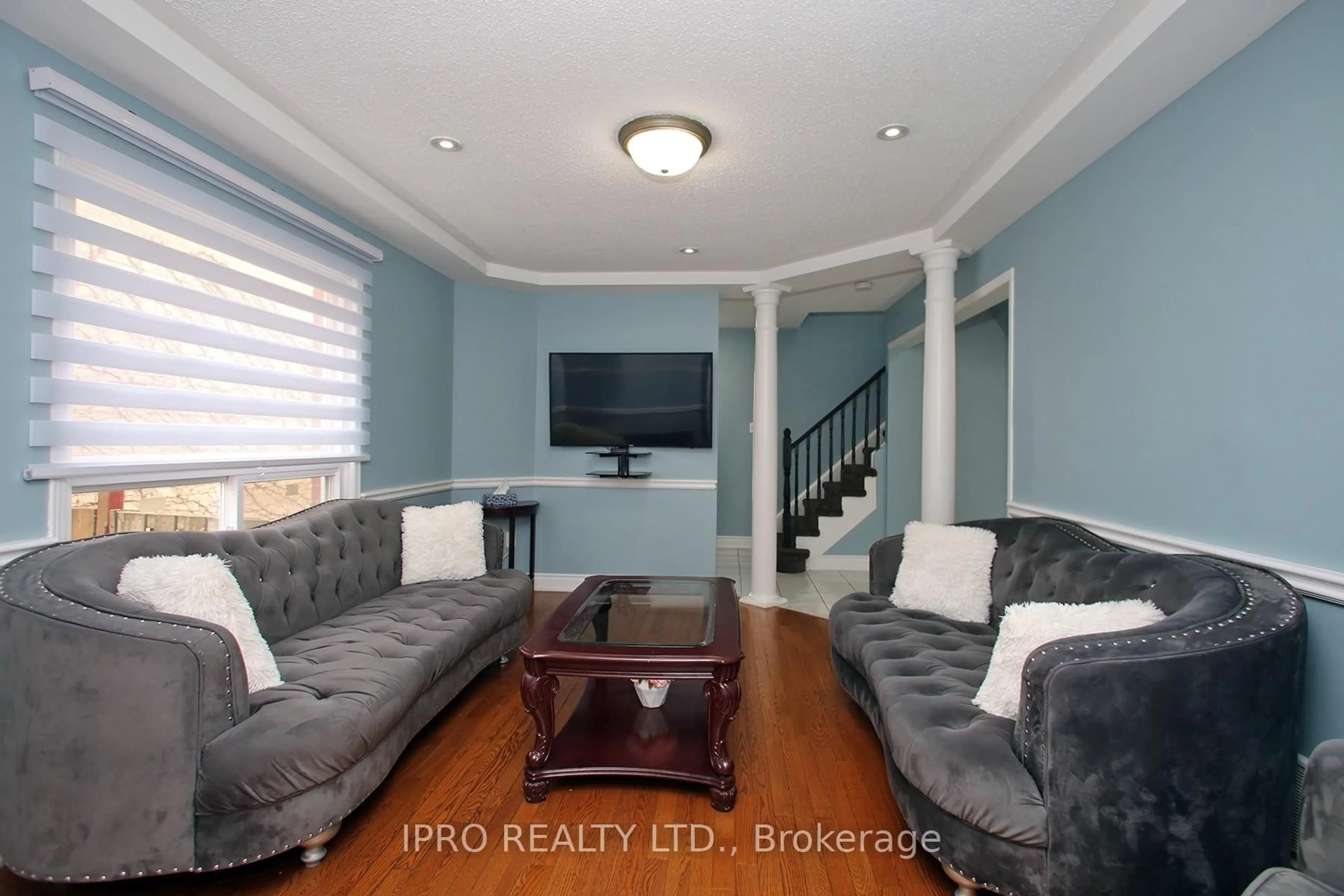 Living room with furniture, wood/laminate floor for 3043 Pendleton Rd, Mississauga Ontario L5N 7C5
