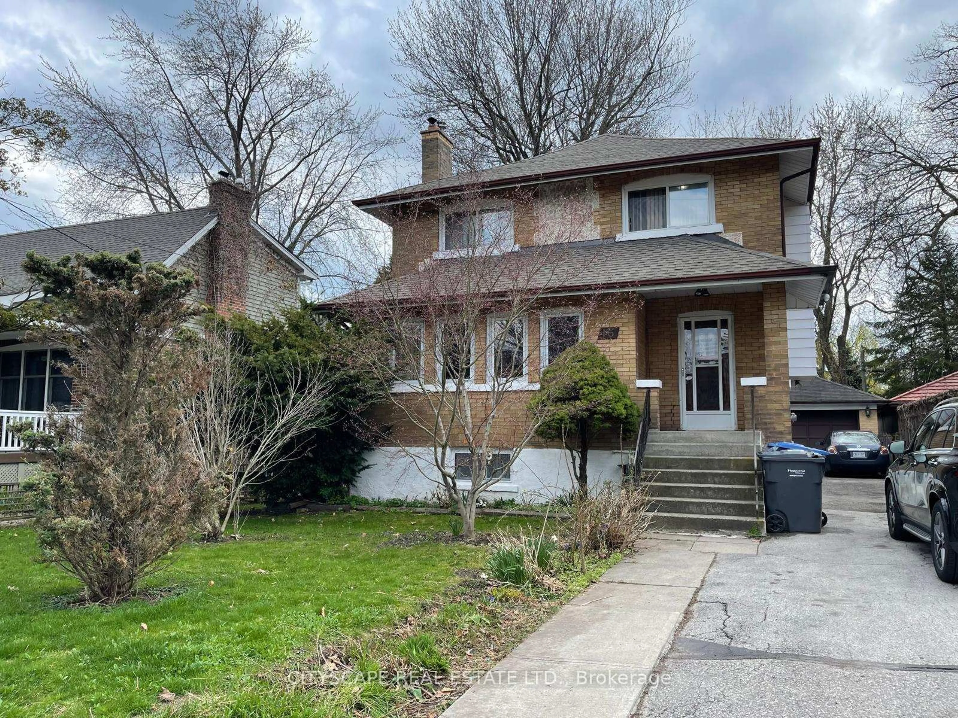 A pic from outside/outdoor area/front of a property/back of a property/a pic from drone, street for 16 Oakwood Ave, Mississauga Ontario L5G 3L7