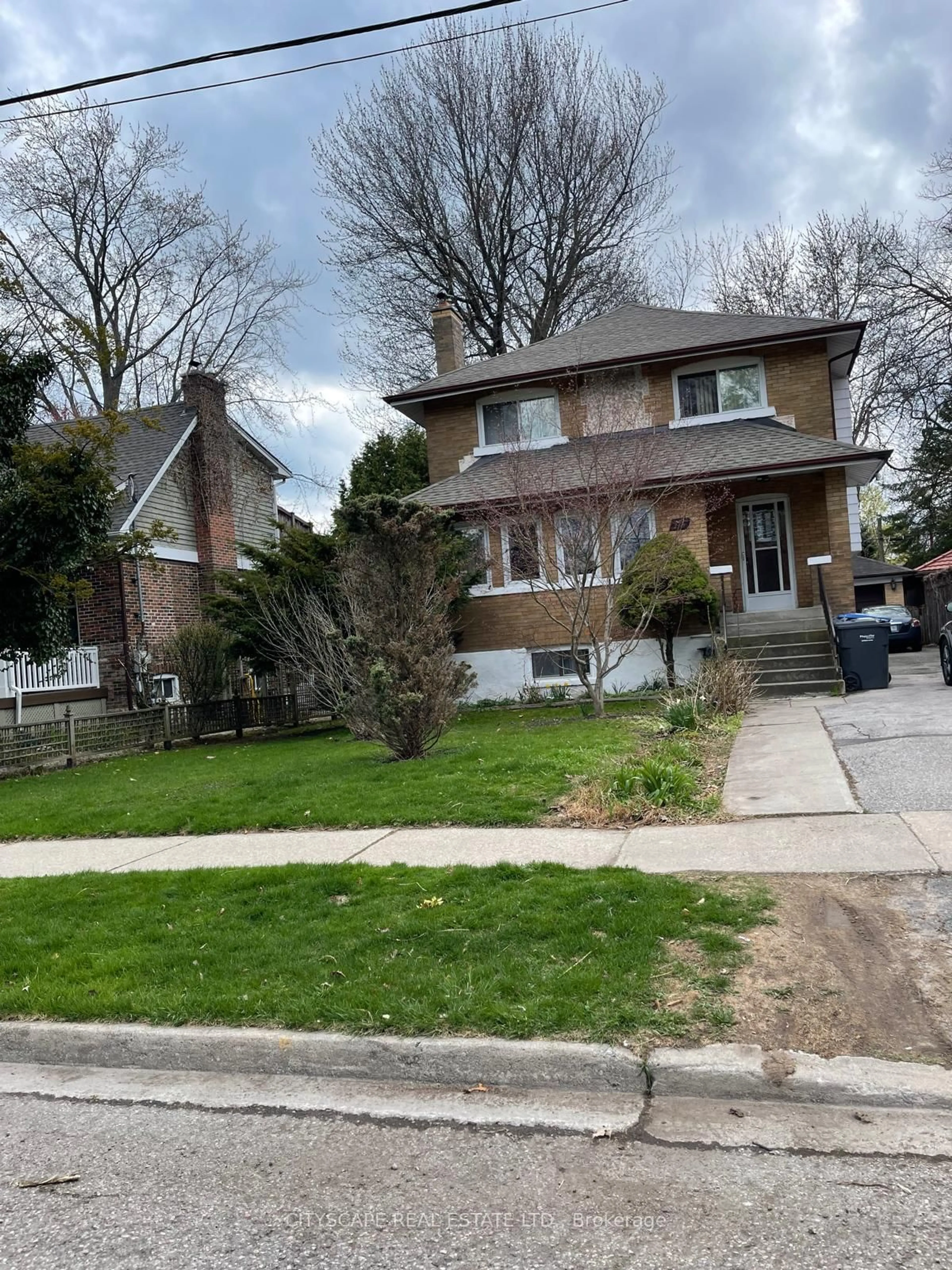 Home with brick exterior material, street for 16 Oakwood Ave, Mississauga Ontario L5G 3L7