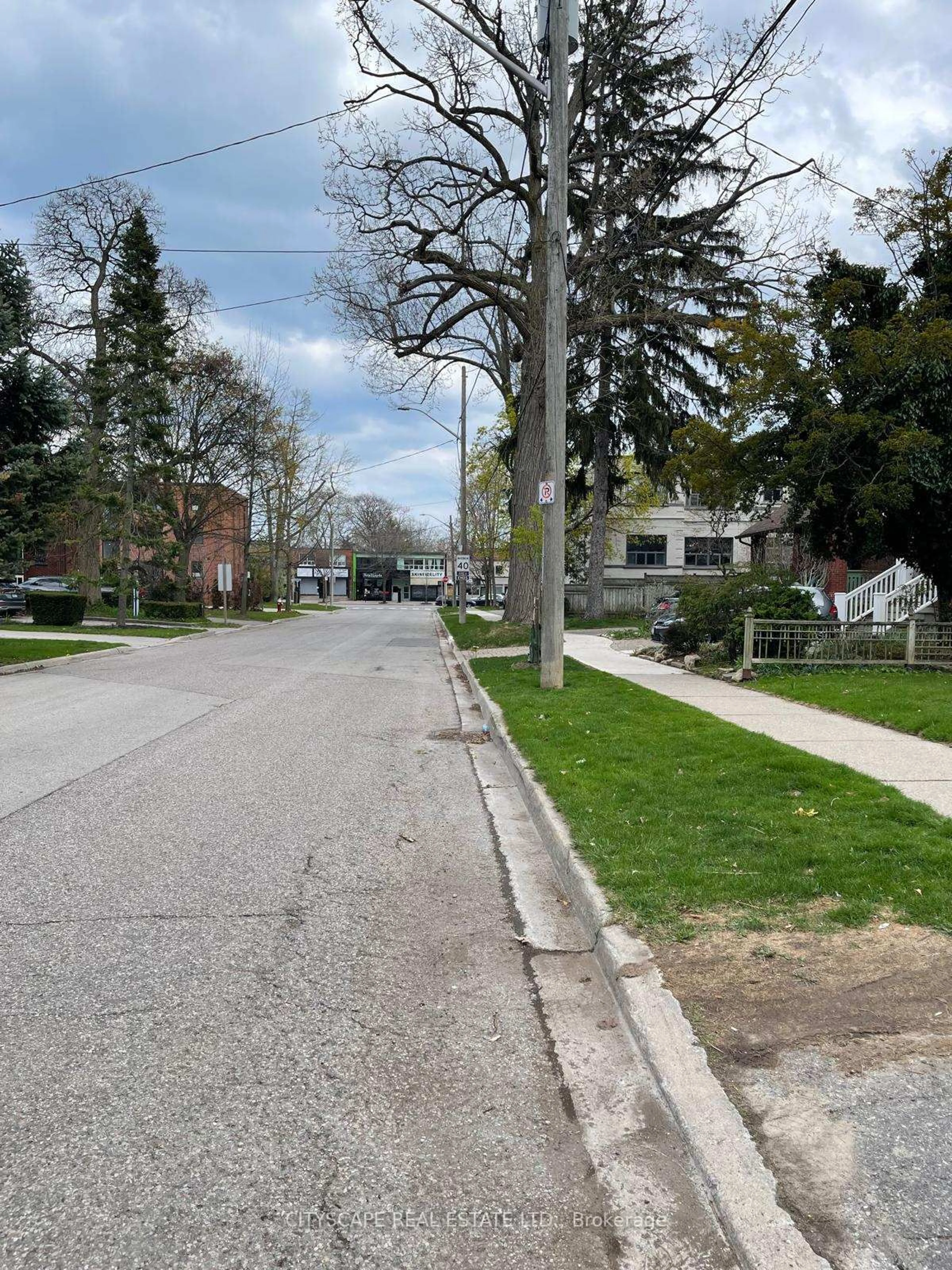 Unknown for 16 Oakwood Ave, Mississauga Ontario L5G 3L7