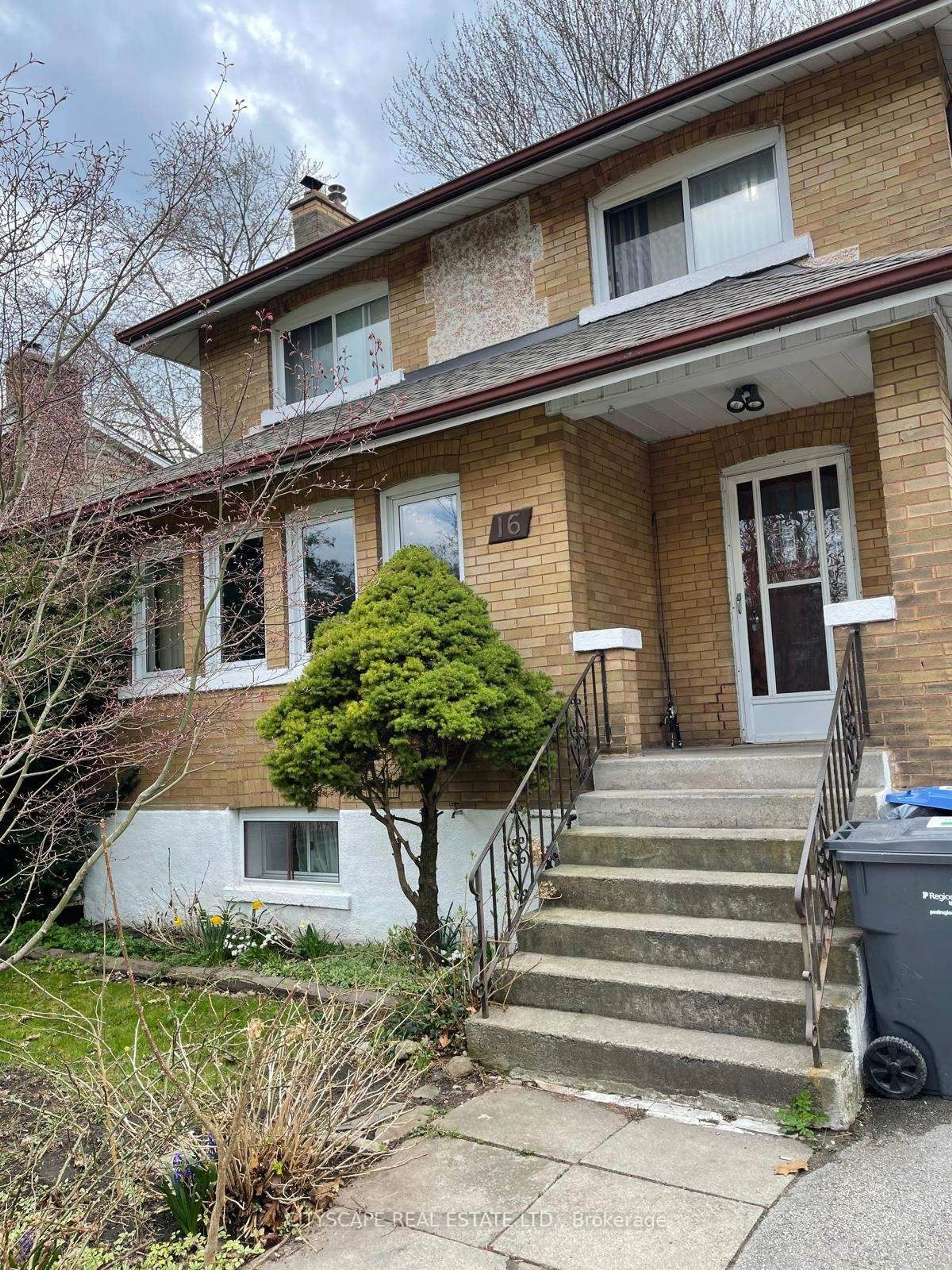 Home with brick exterior material, street for 16 Oakwood Ave, Mississauga Ontario L5G 3L7