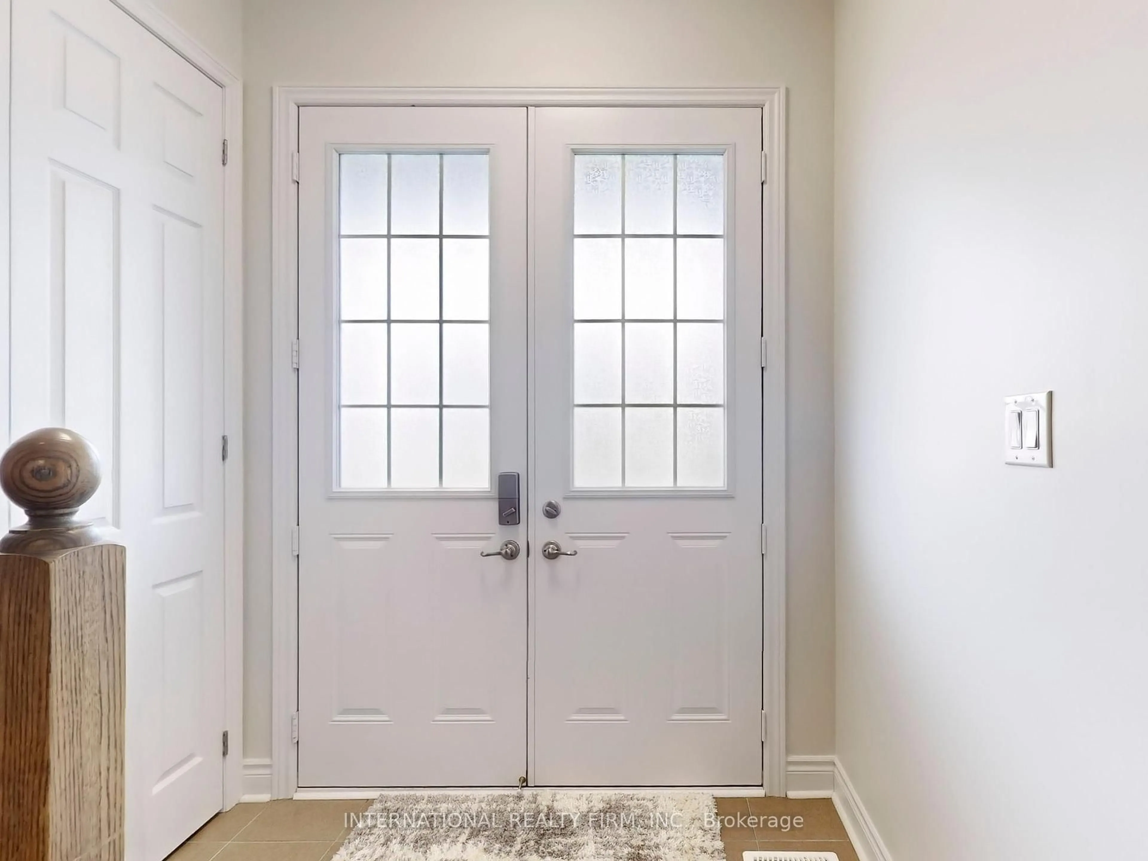 Indoor entryway for 254 Niagara Tr, Halton Hills Ontario L7G 0M4