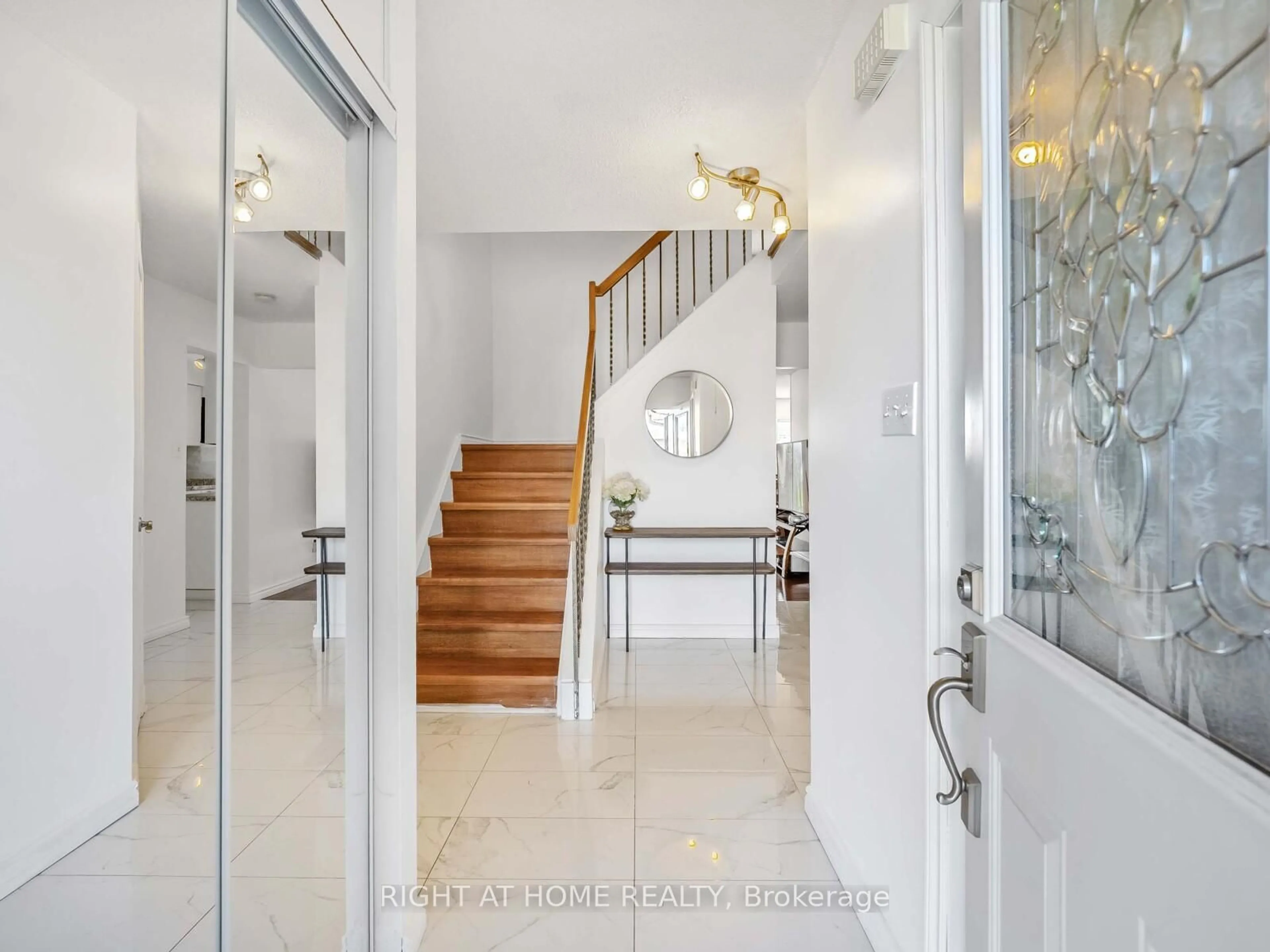 Indoor entryway for 165 Simmons Blvd, Brampton Ontario L6V 3Y2