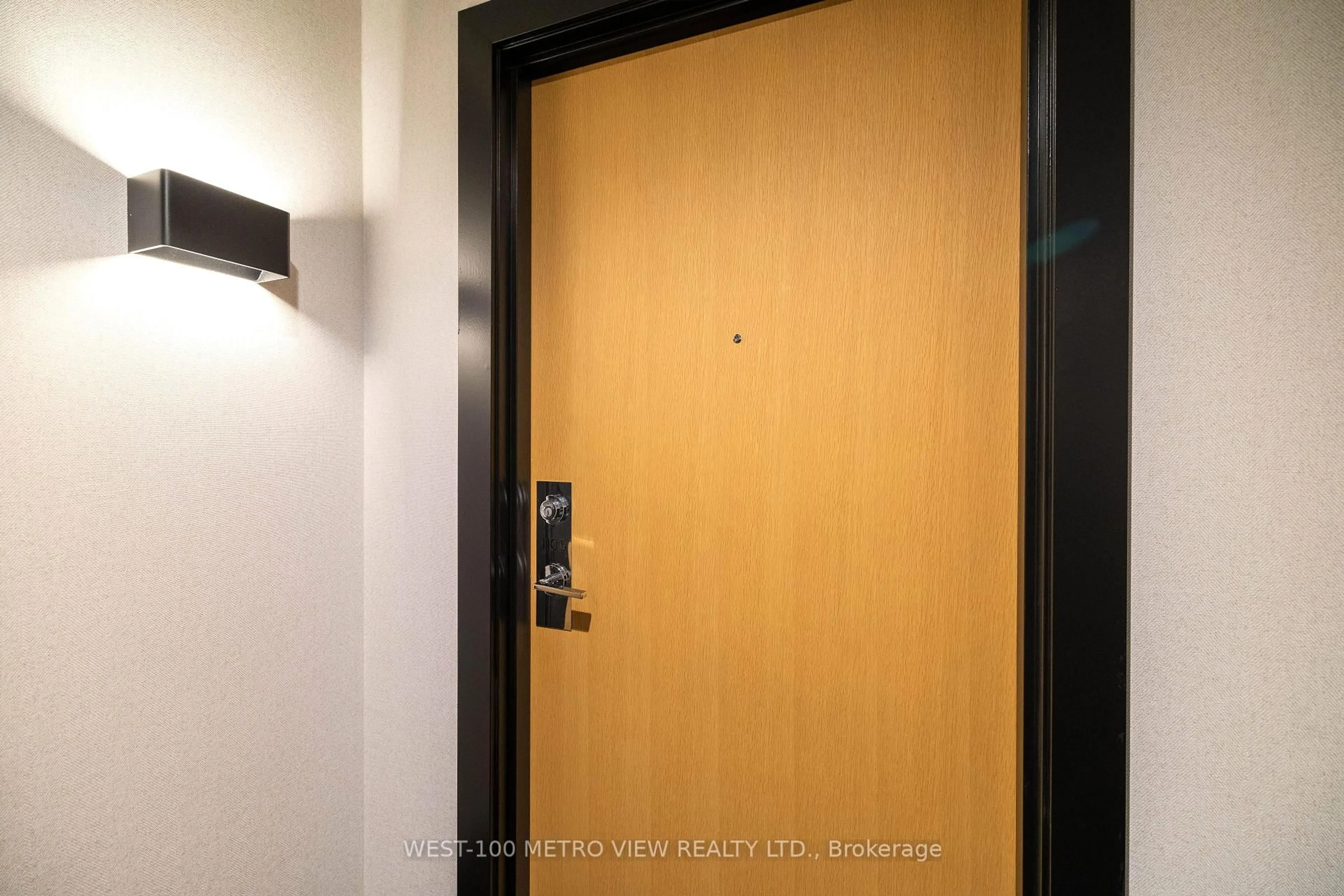 Indoor foyer for 2520 Eglinton Ave ##1105, Mississauga Ontario L5M 0Y2