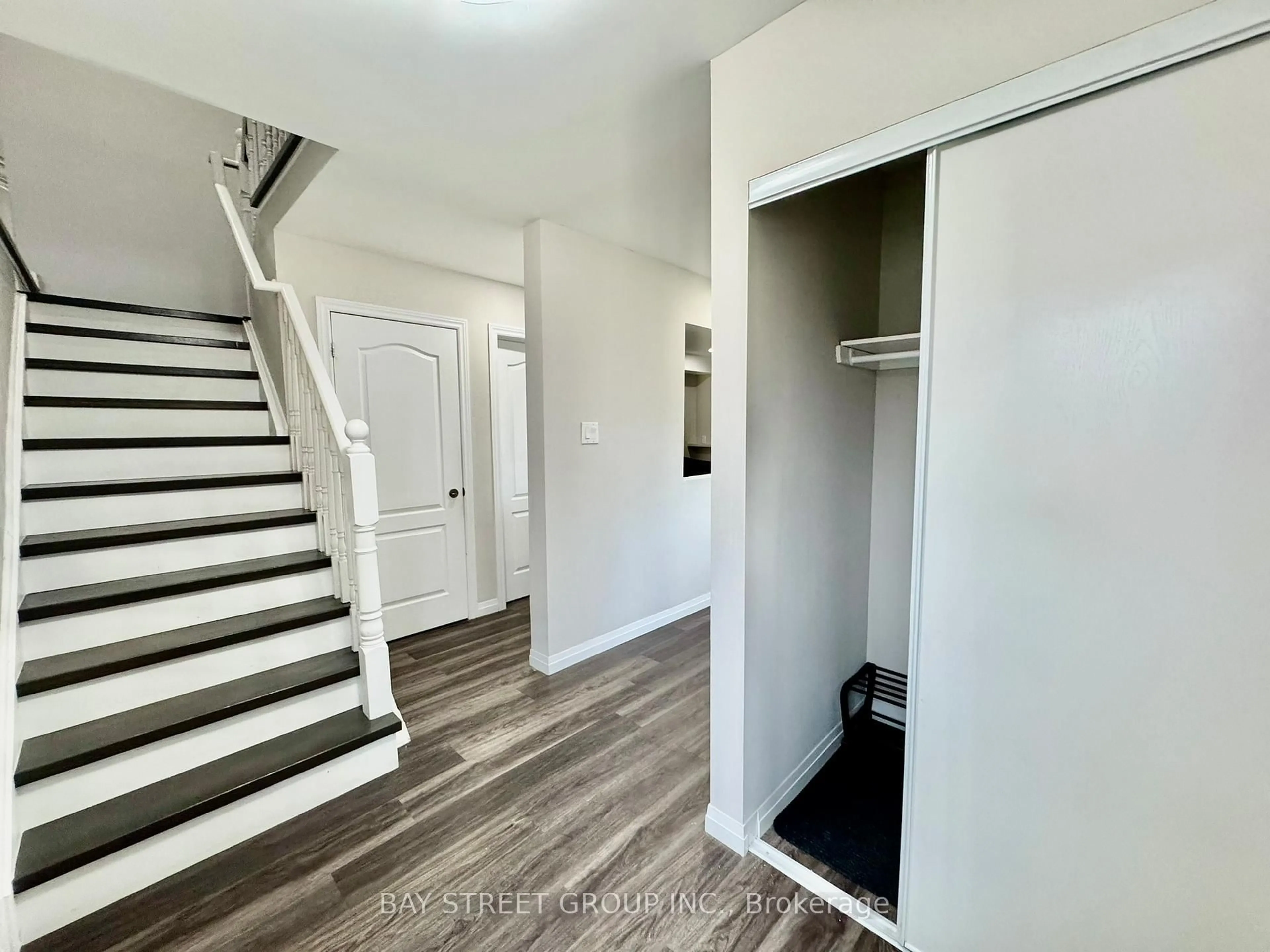 Indoor entryway for 5045 Rundle Crt, Mississauga Ontario L5M 4A4