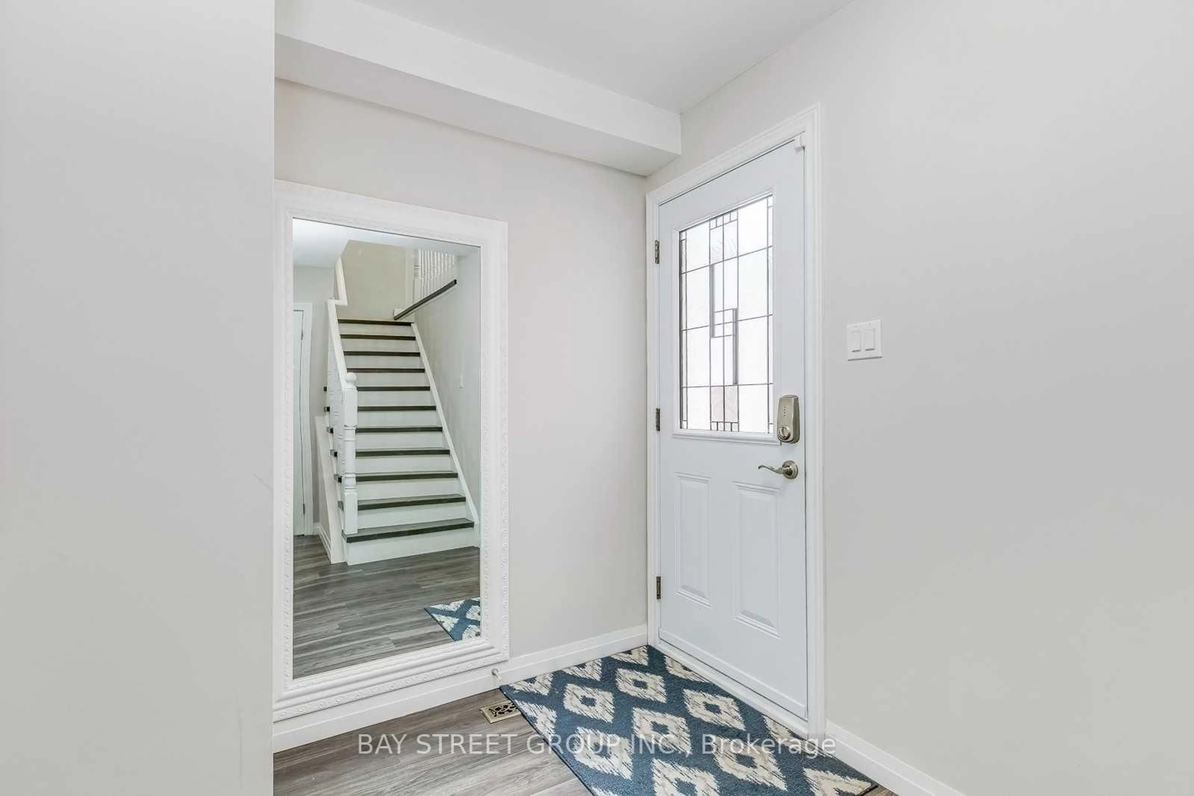 Indoor entryway for 5045 Rundle Crt, Mississauga Ontario L5M 4A4