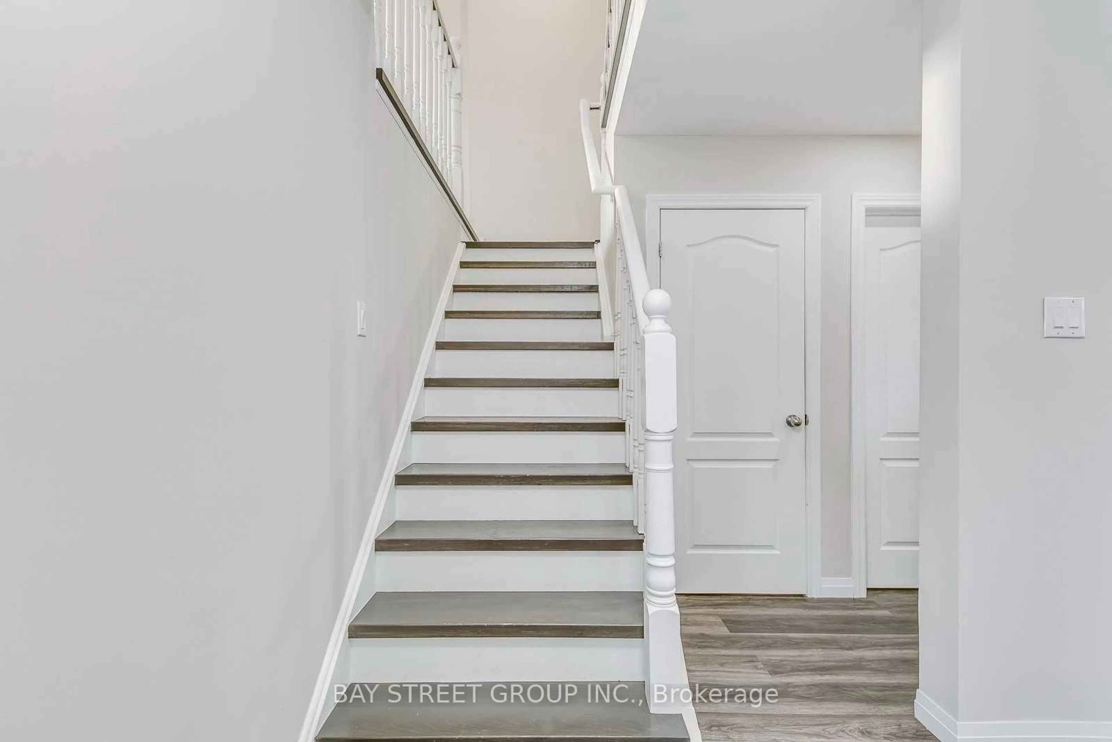 Stairs for 5045 Rundle Crt, Mississauga Ontario L5M 4A4