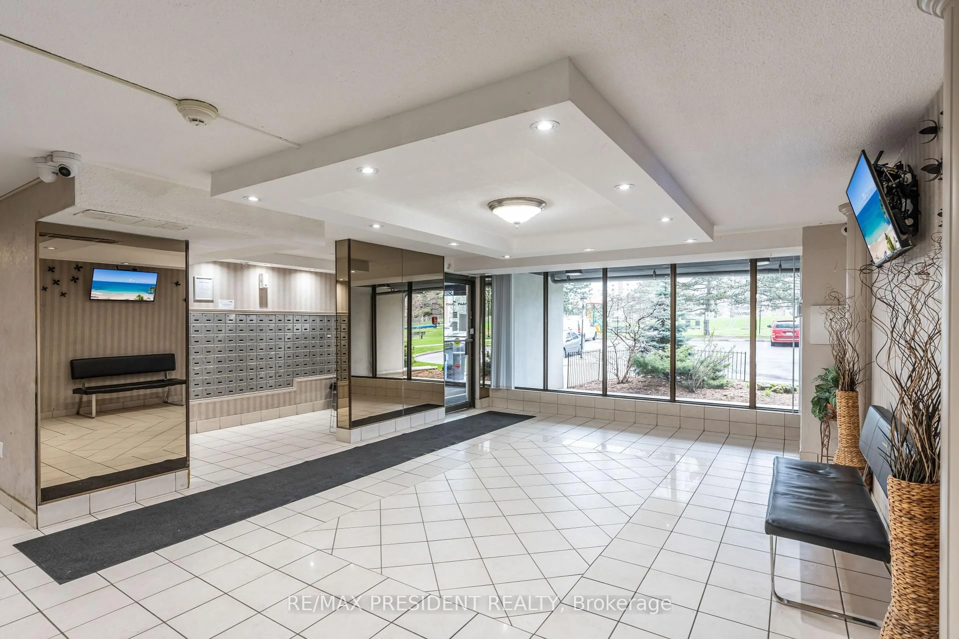 Indoor foyer for 21 Knightsbridge Rd #1408, Brampton Ontario L6T 3Y1