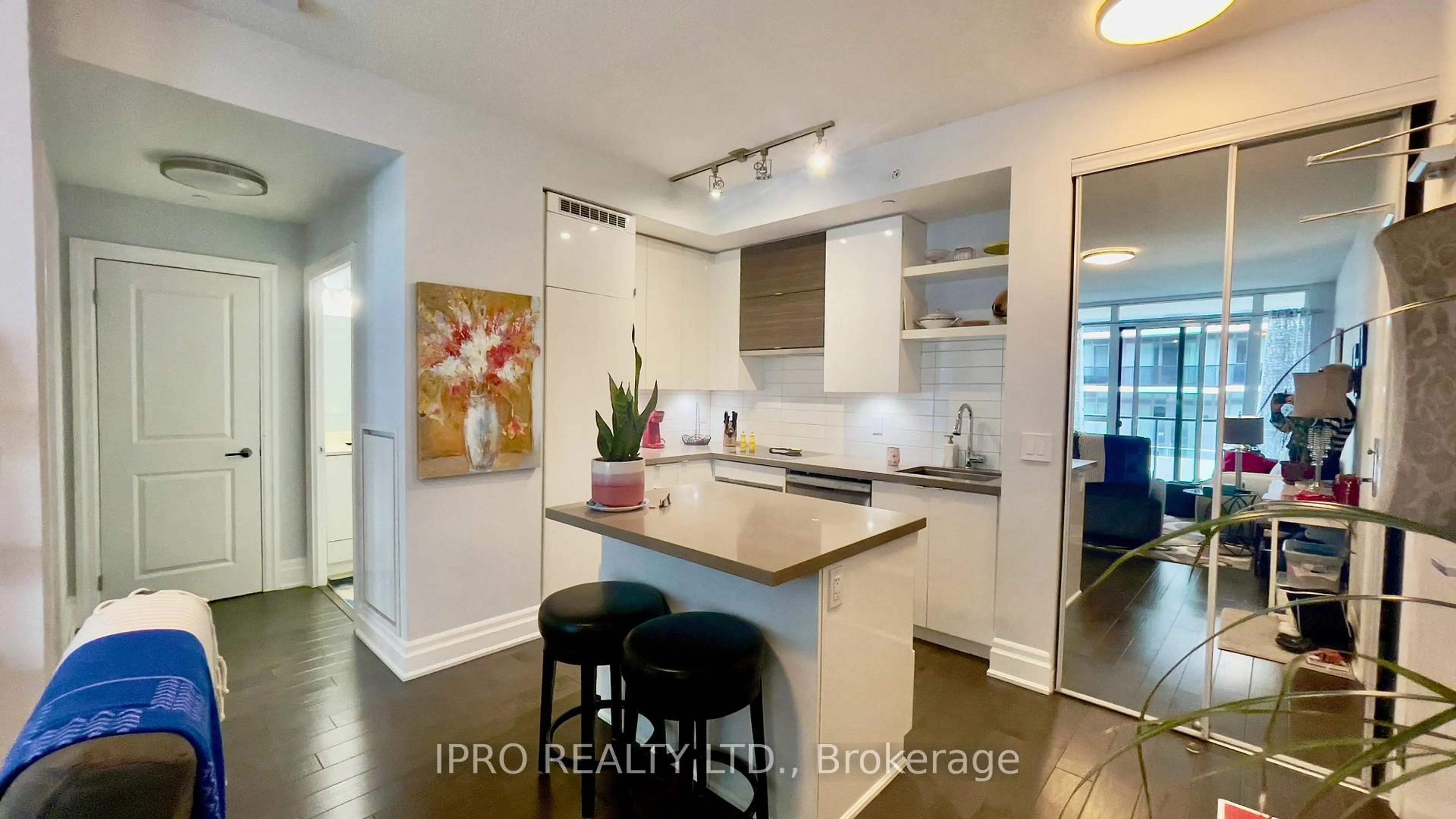 Open concept kitchen, ceramic/tile floor for 60 Annie Craig Dr #716, Toronto Ontario M8V 0C5