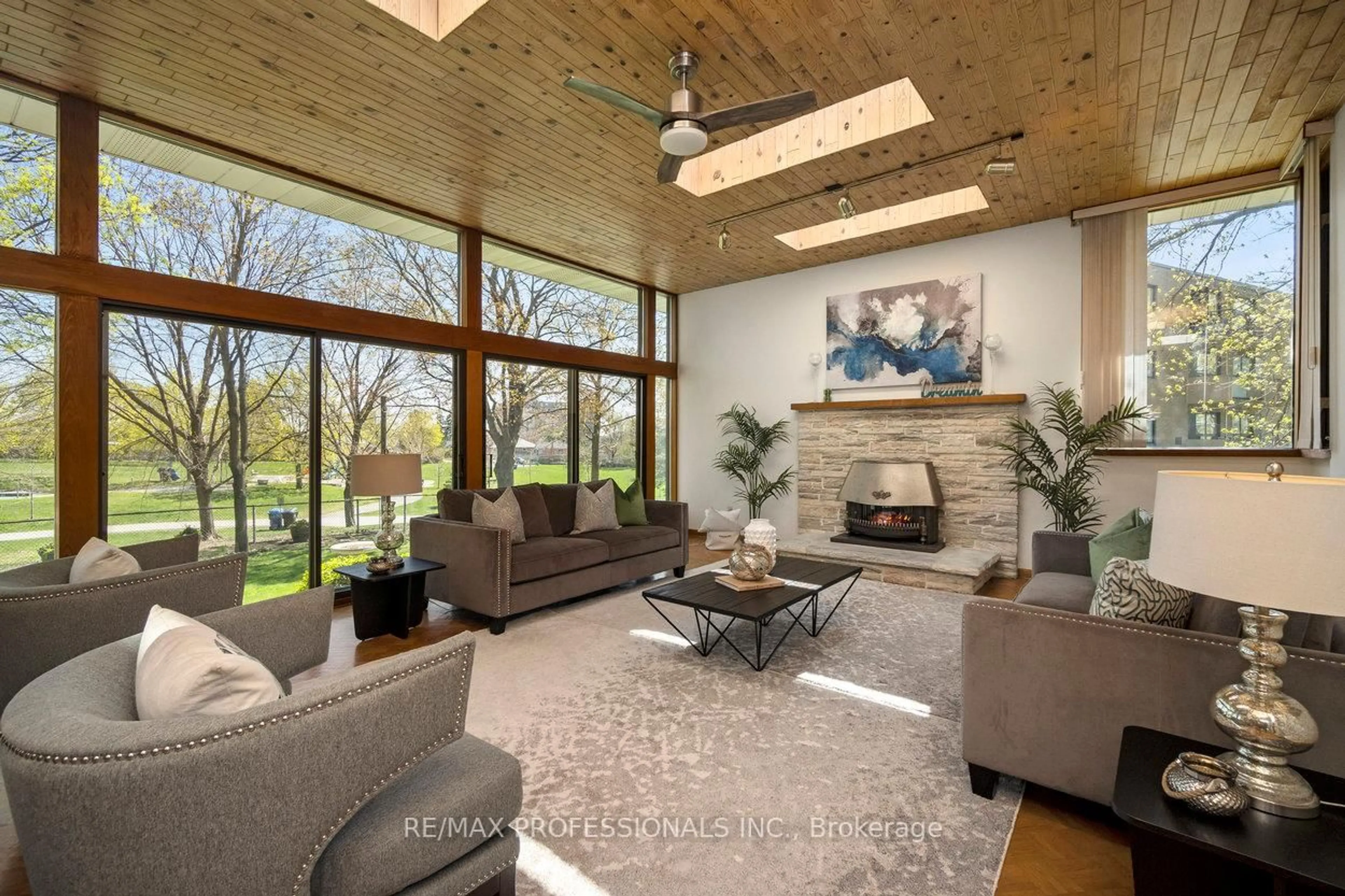 Living room with furniture, unknown for 33 Heathrow Dr, Toronto Ontario M3M 1X1